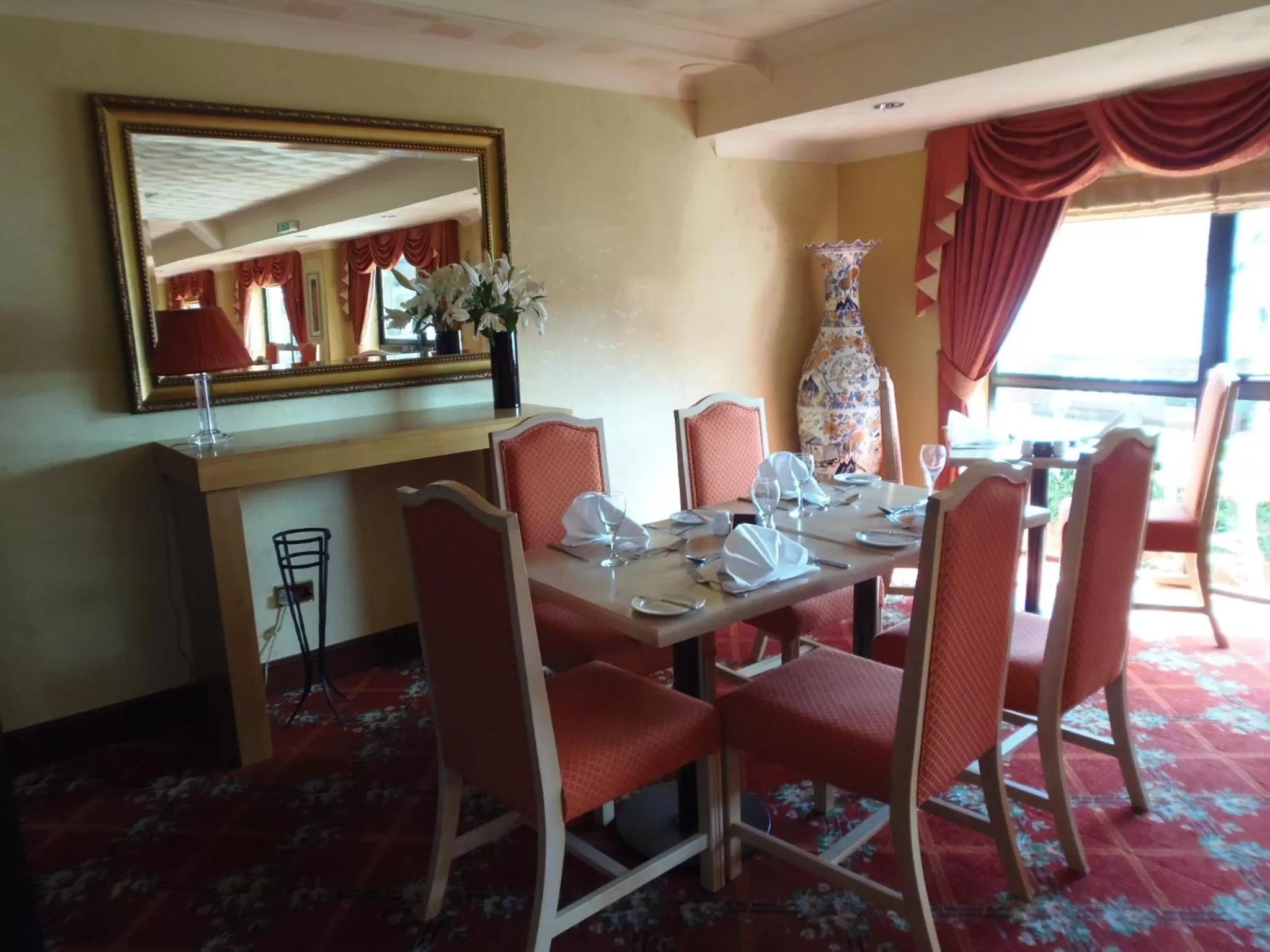 Restaurant/places to eat in Lakeside International Hotel