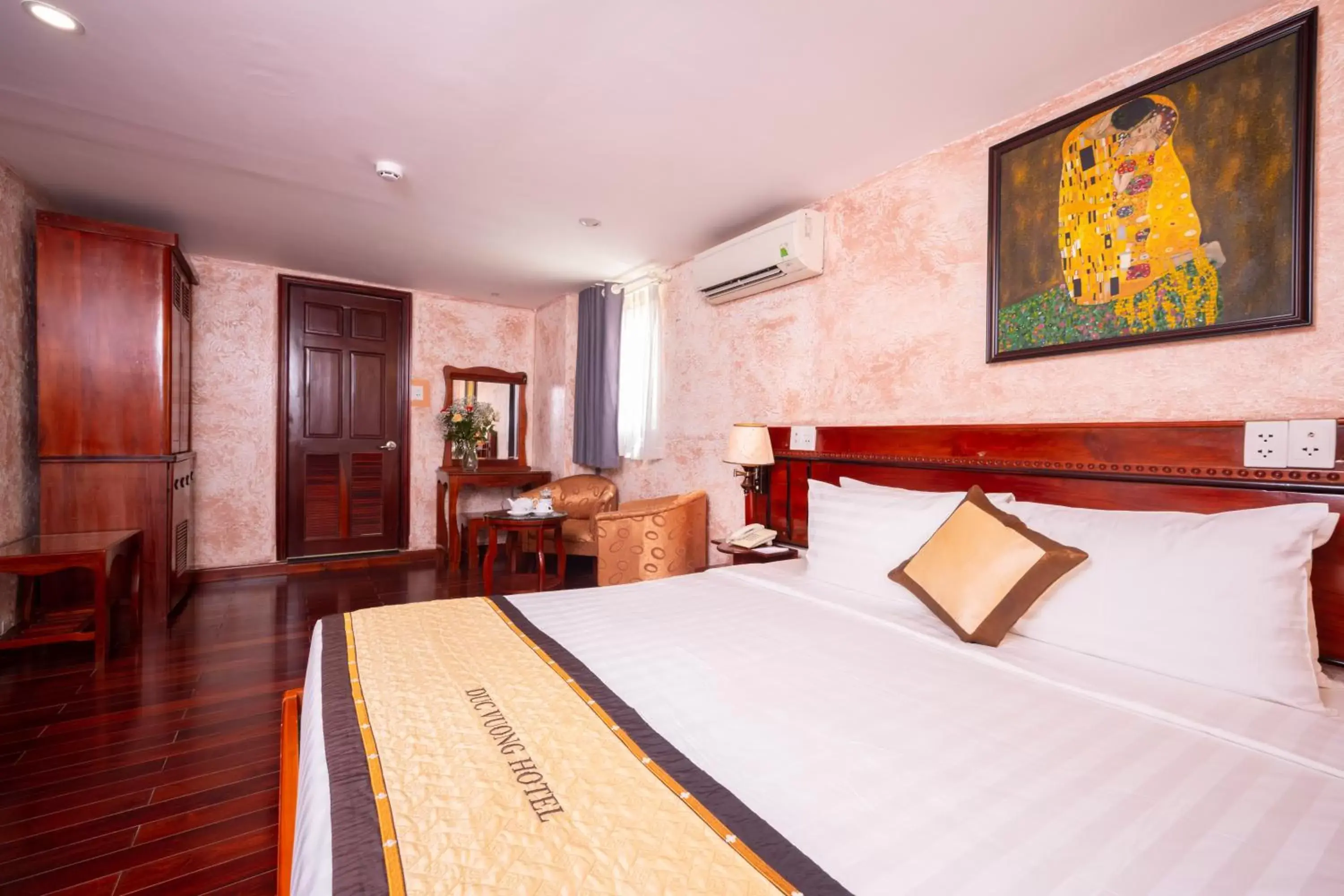 Bed in Duc Vuong Saigon Hotel - Bui Vien