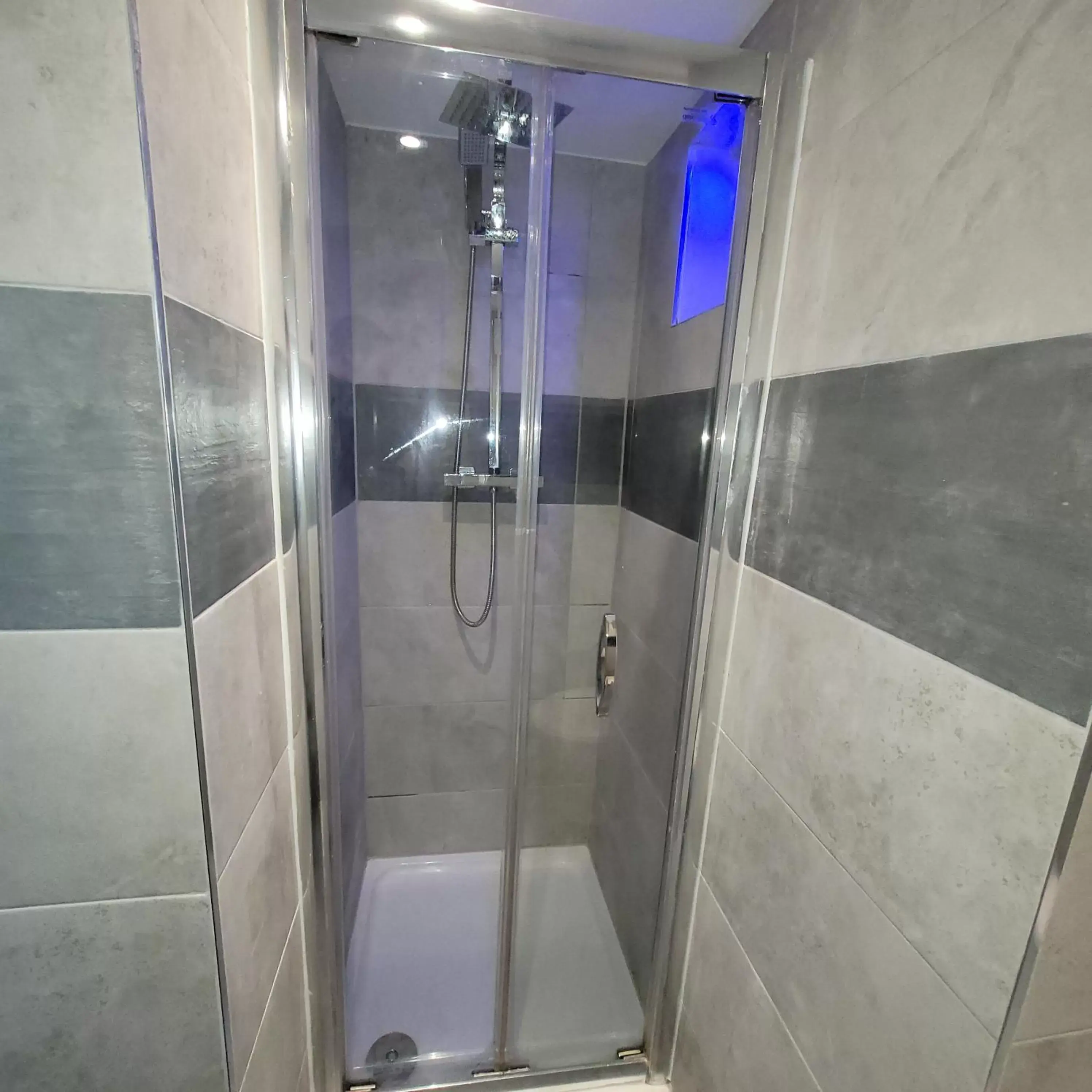 Shower, Bathroom in Argyle Square Hotel