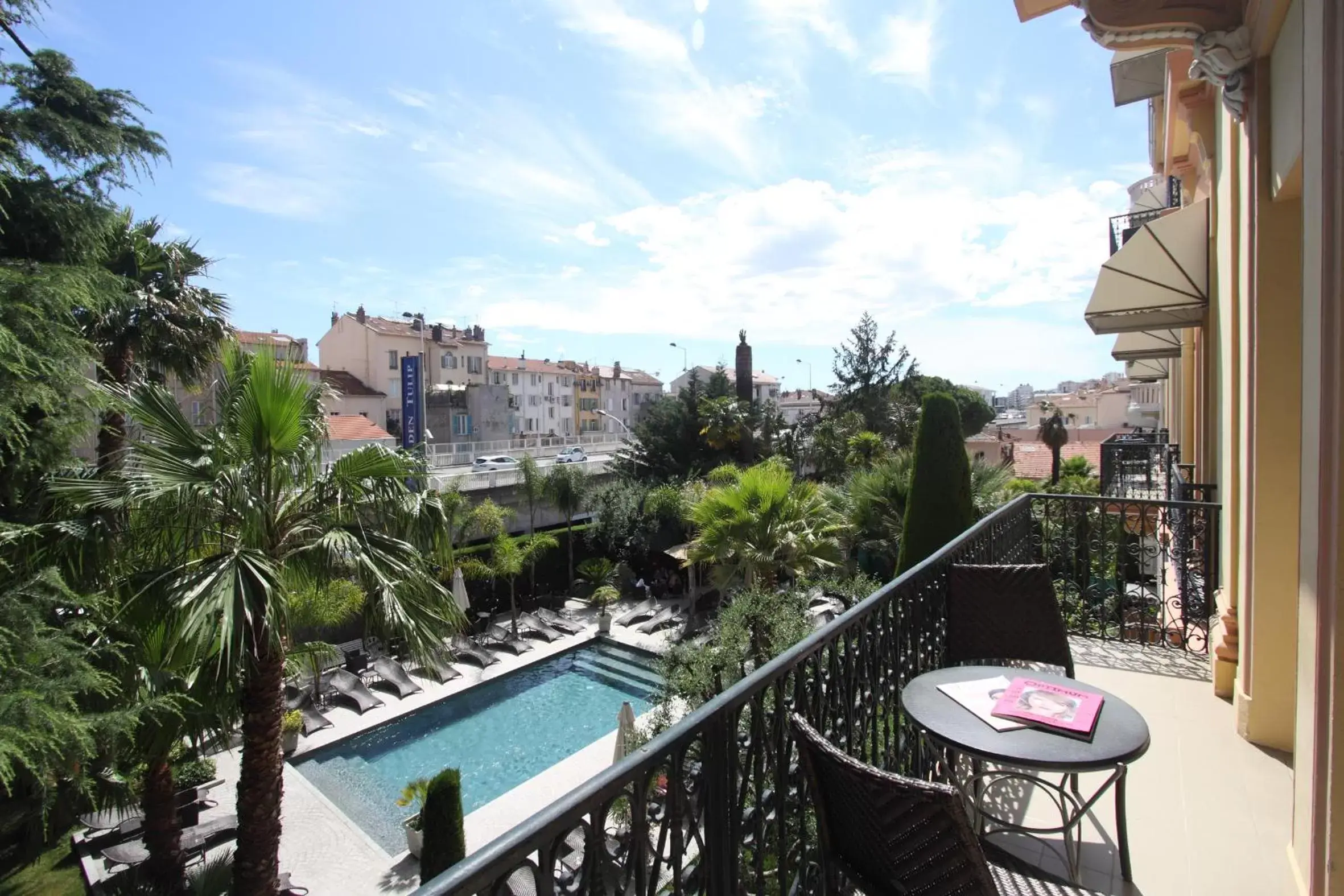 Swimming pool, Balcony/Terrace in GOLDEN TULIP CANNES HOTEL de PARIS