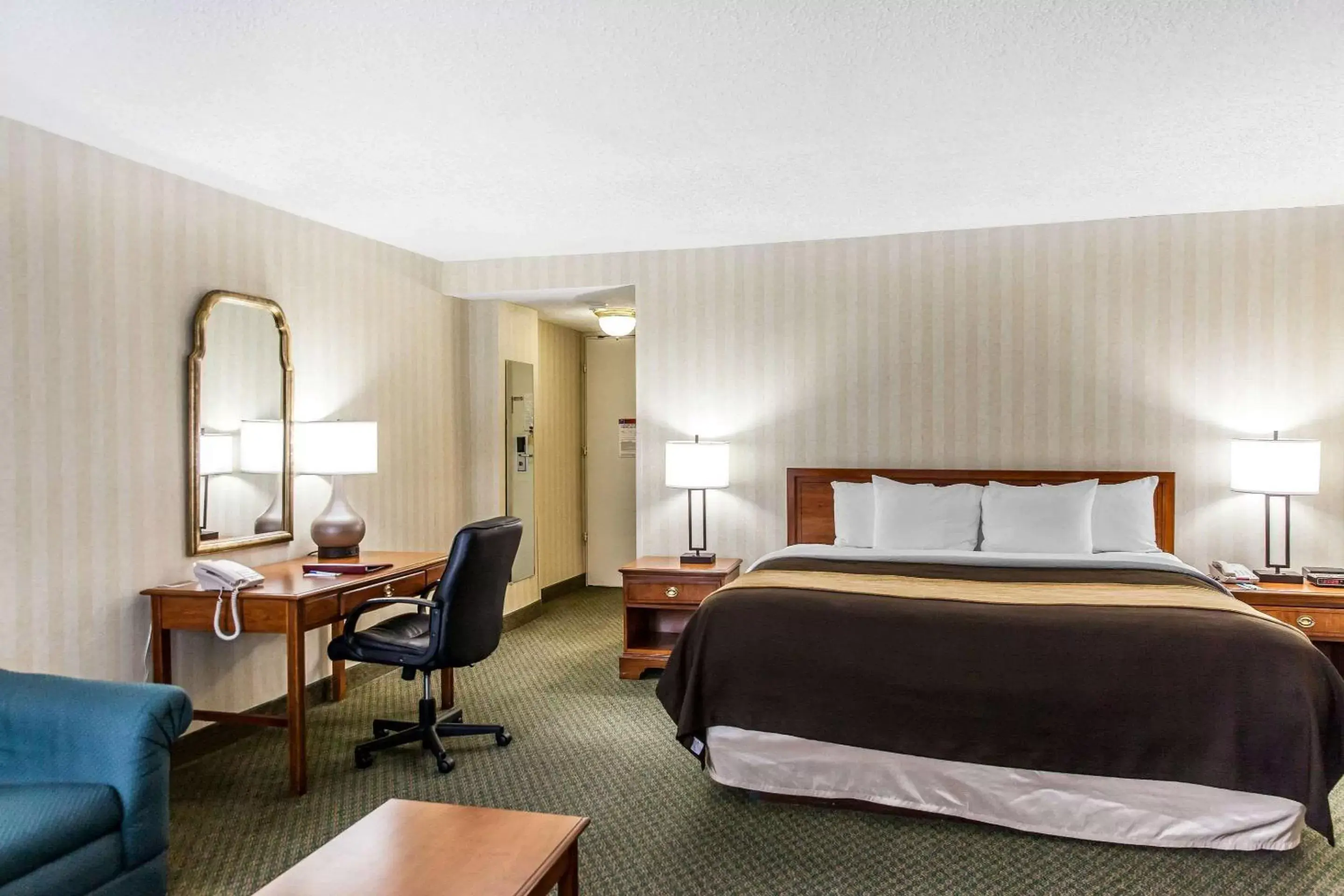Photo of the whole room, Bed in Comfort Inn Pentagon City