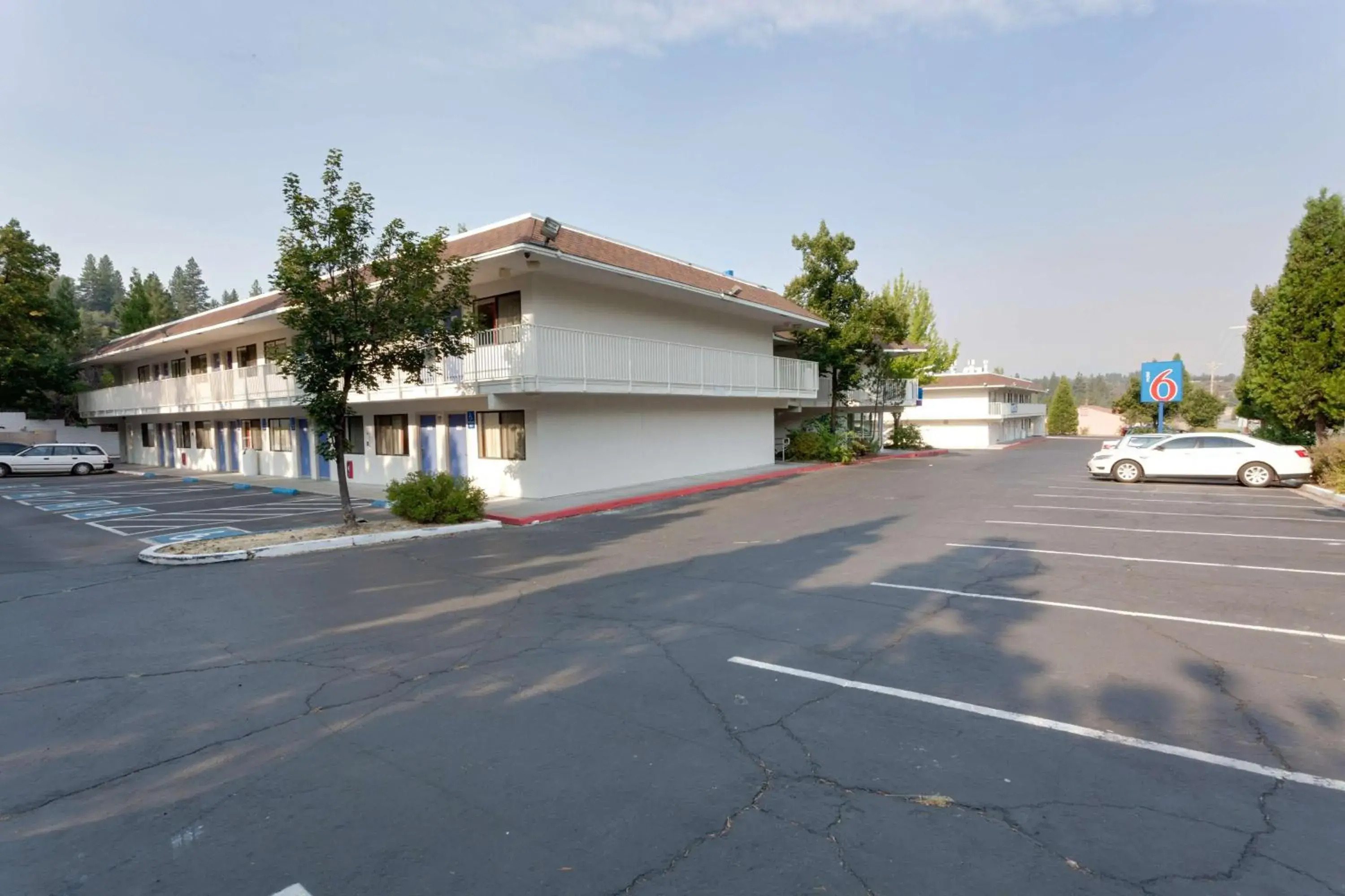 Property Building in Motel 6 Weed, CA - Mount Shasta