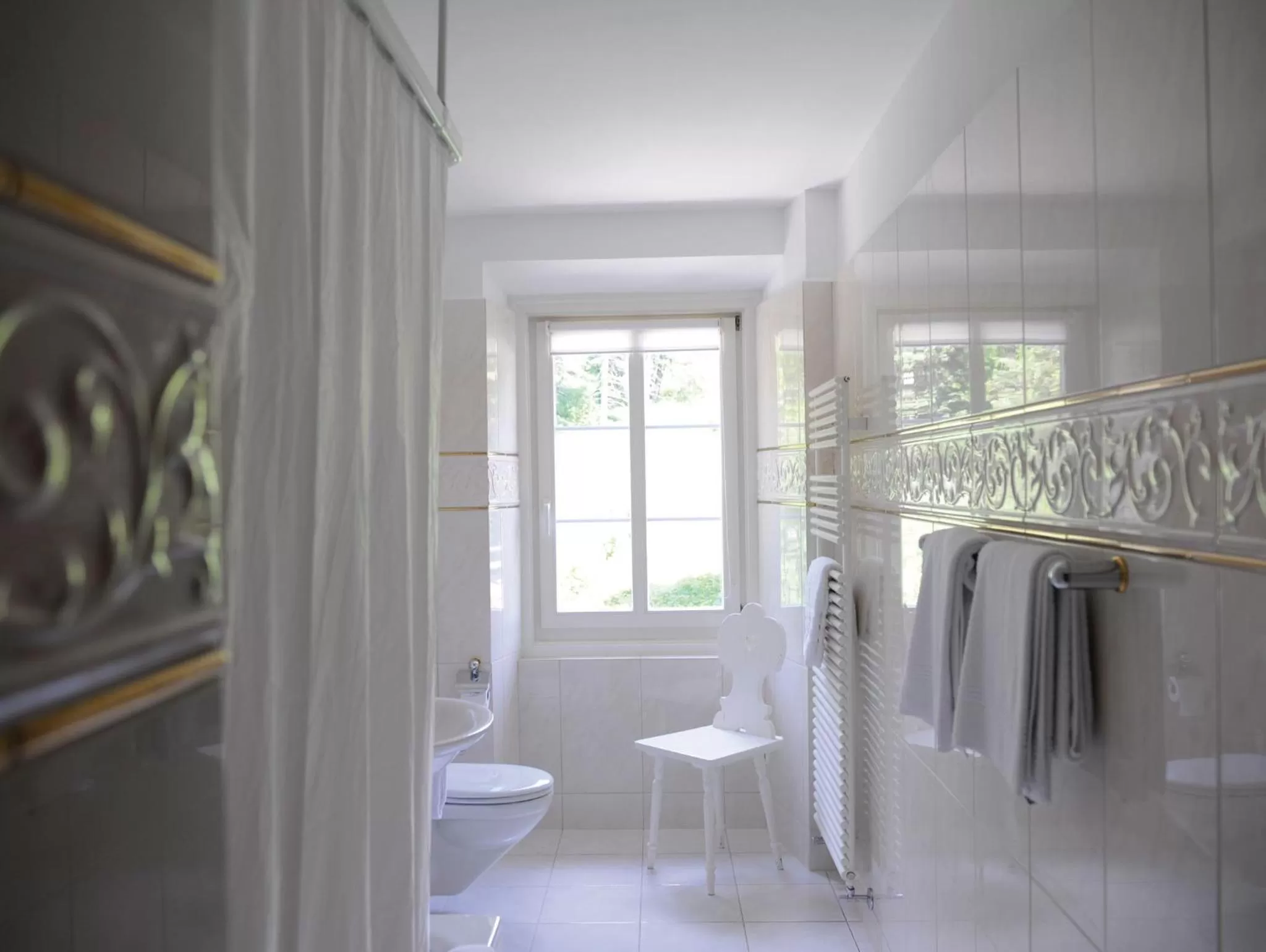 Bathroom in Hotel Chesa Spuondas