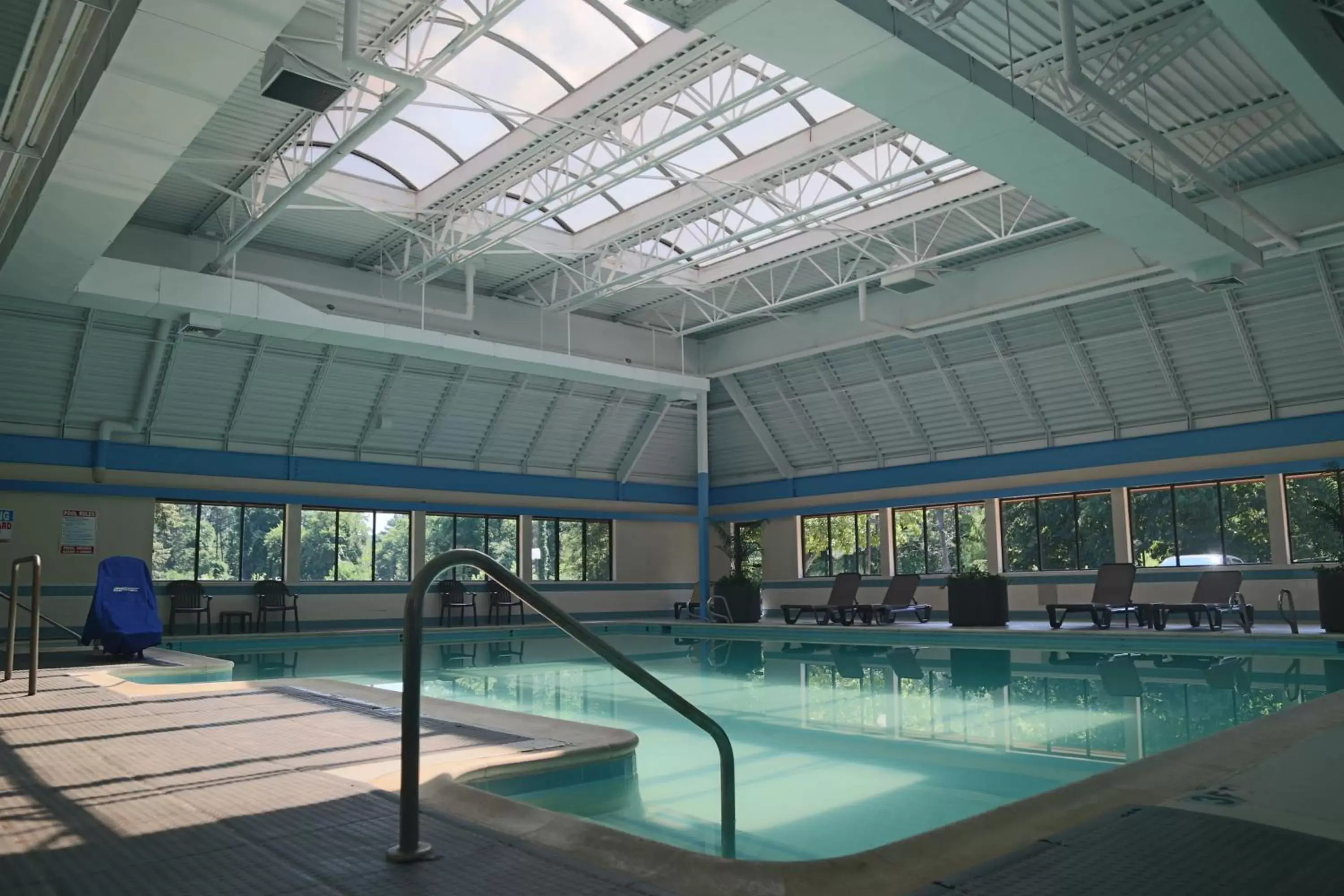 Swimming pool in The English Inn of Charlottesville Swimming pool in The English Inn of Charlottesville