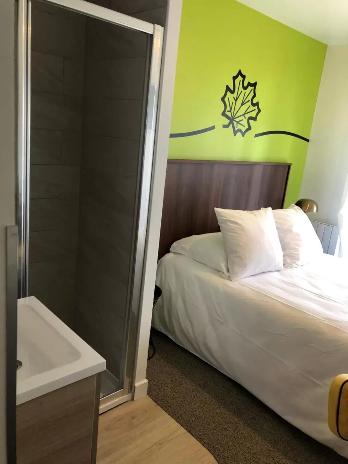 Shower, Bed in Sure Hotel by Best Western Argentan