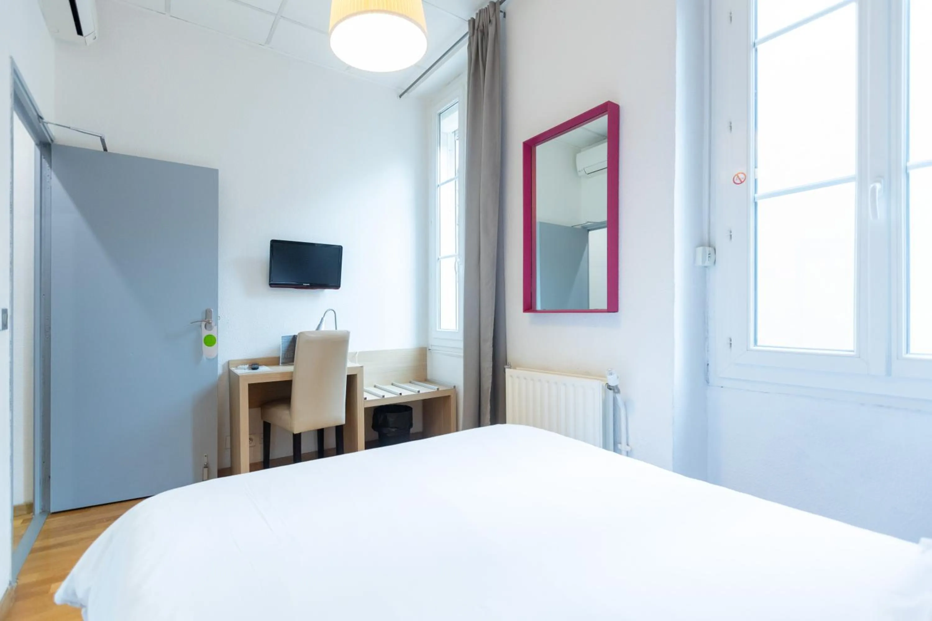 Bed in Hôtel Edmond Rostand