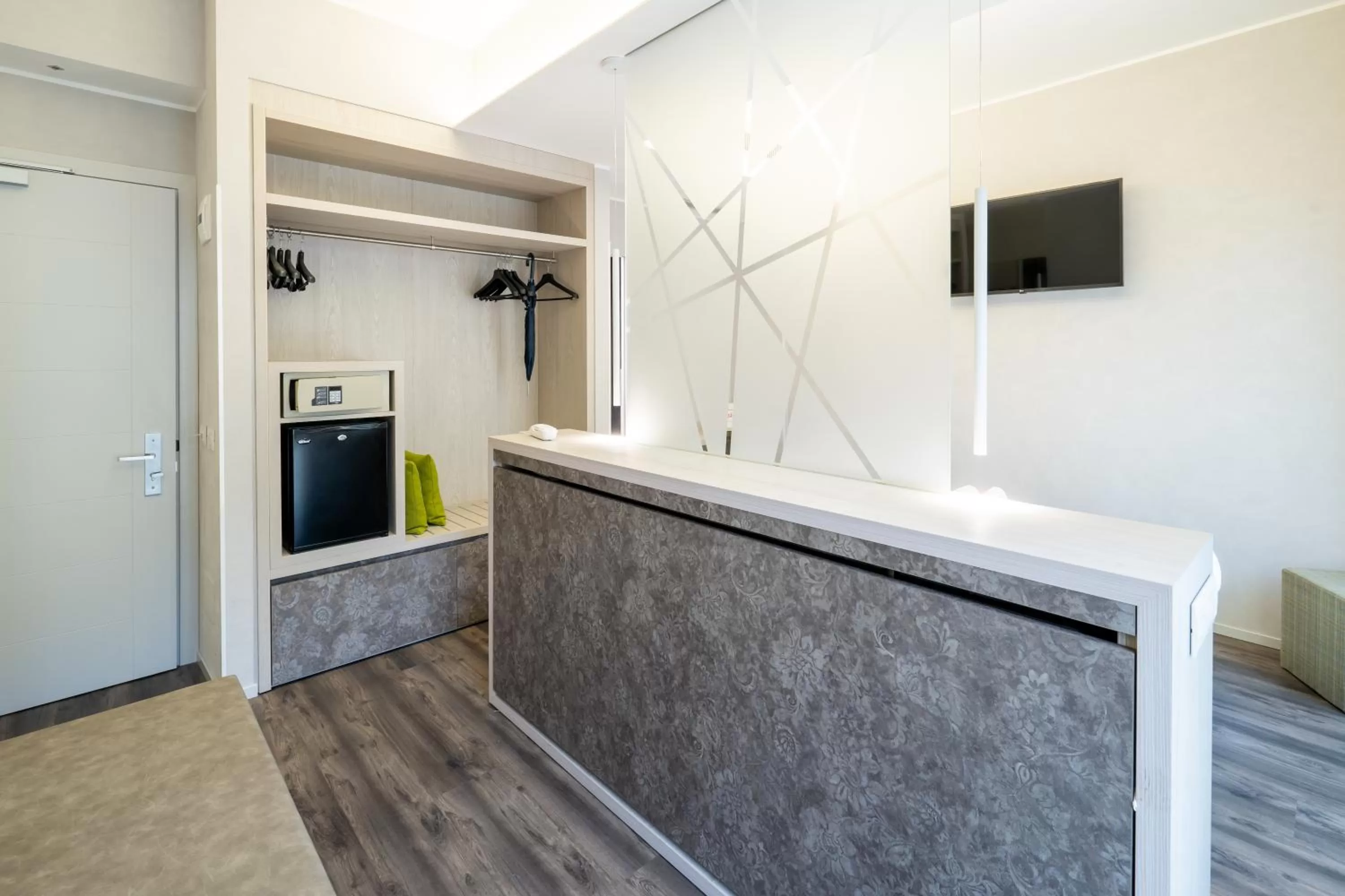 Photo of the whole room in Hotel Des Etrangers