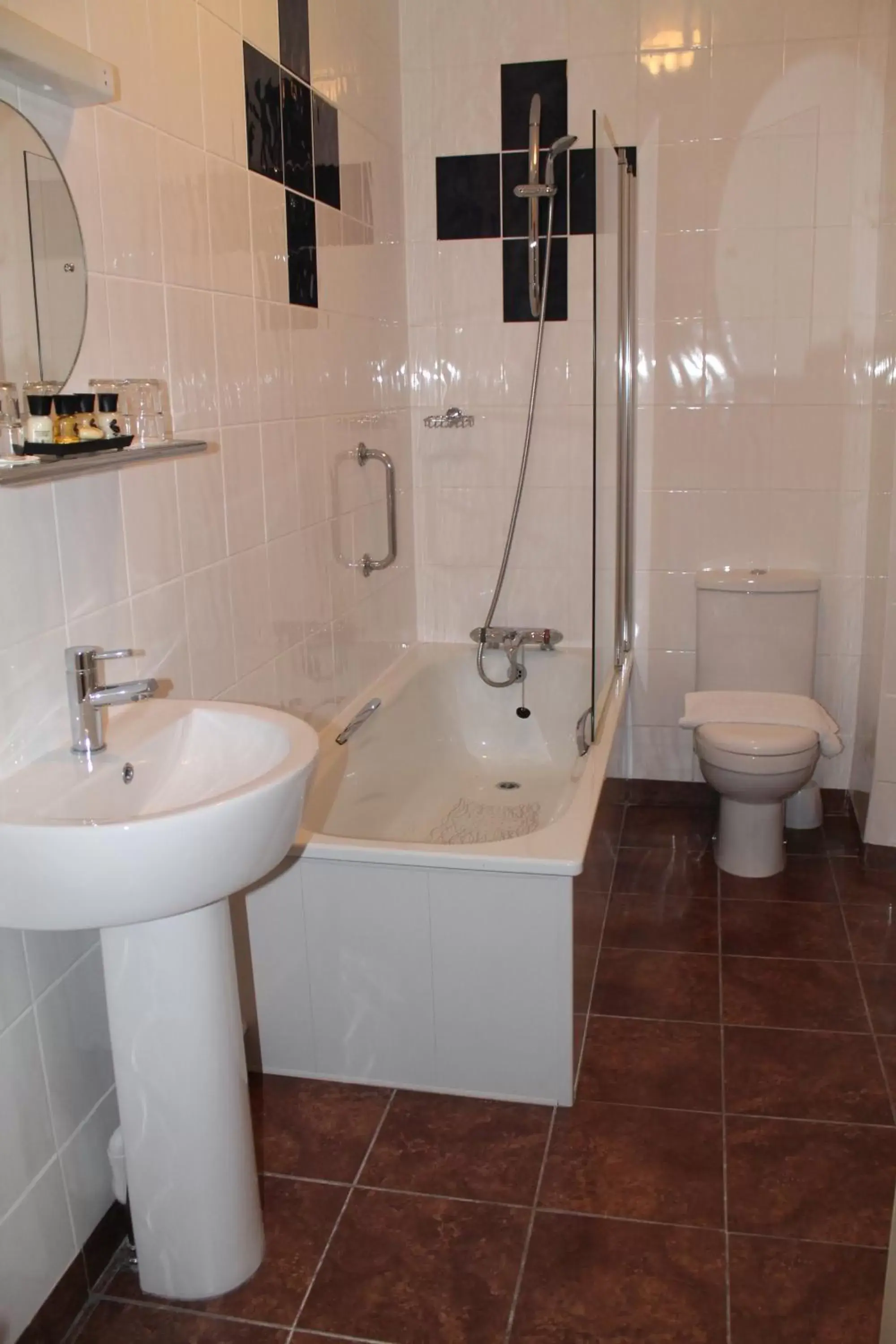 Shower, Bathroom in Royal Sportsman Hotel