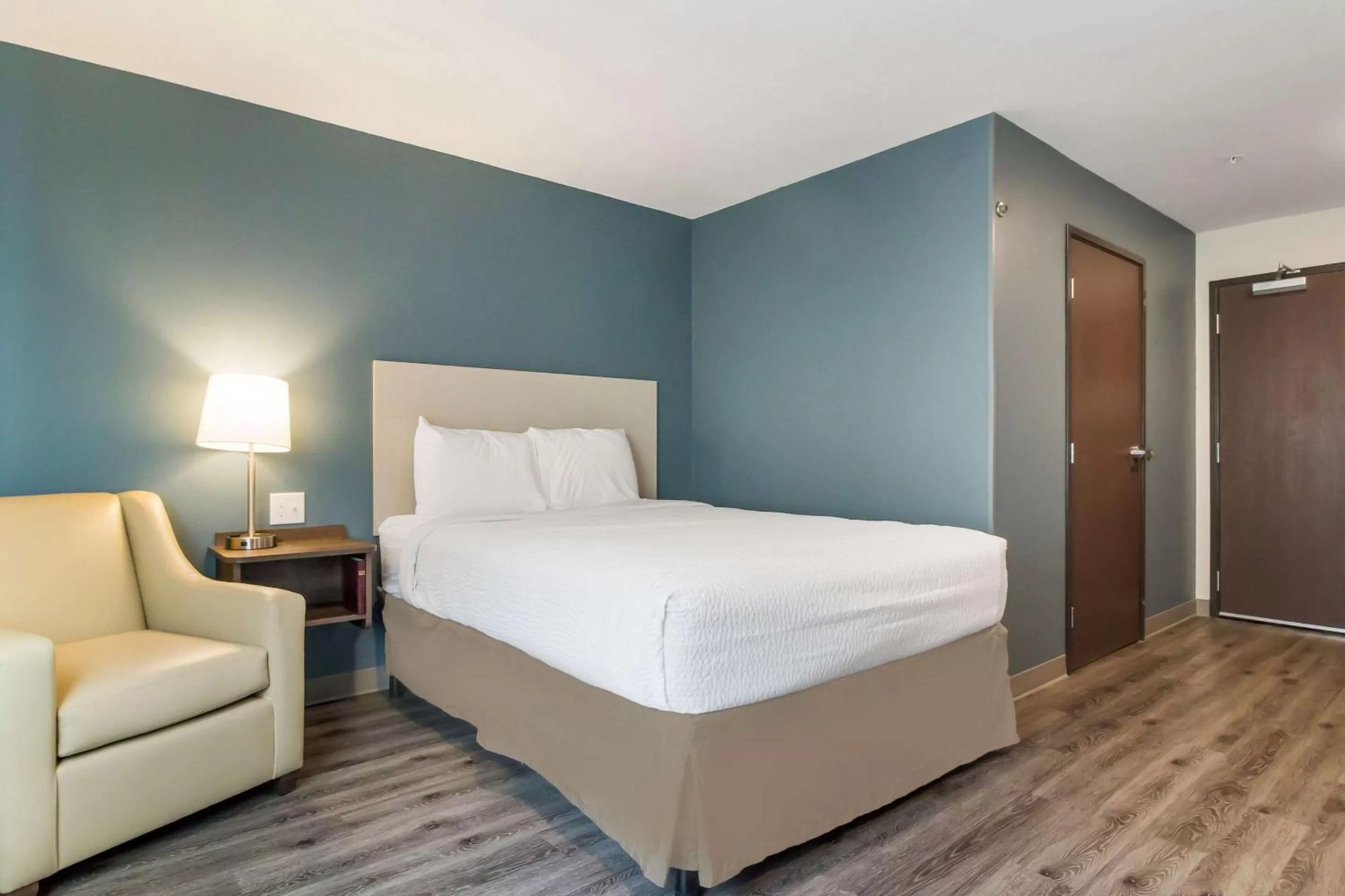 Photo of the whole room, Bed in WoodSpring Suites Lake Jackson