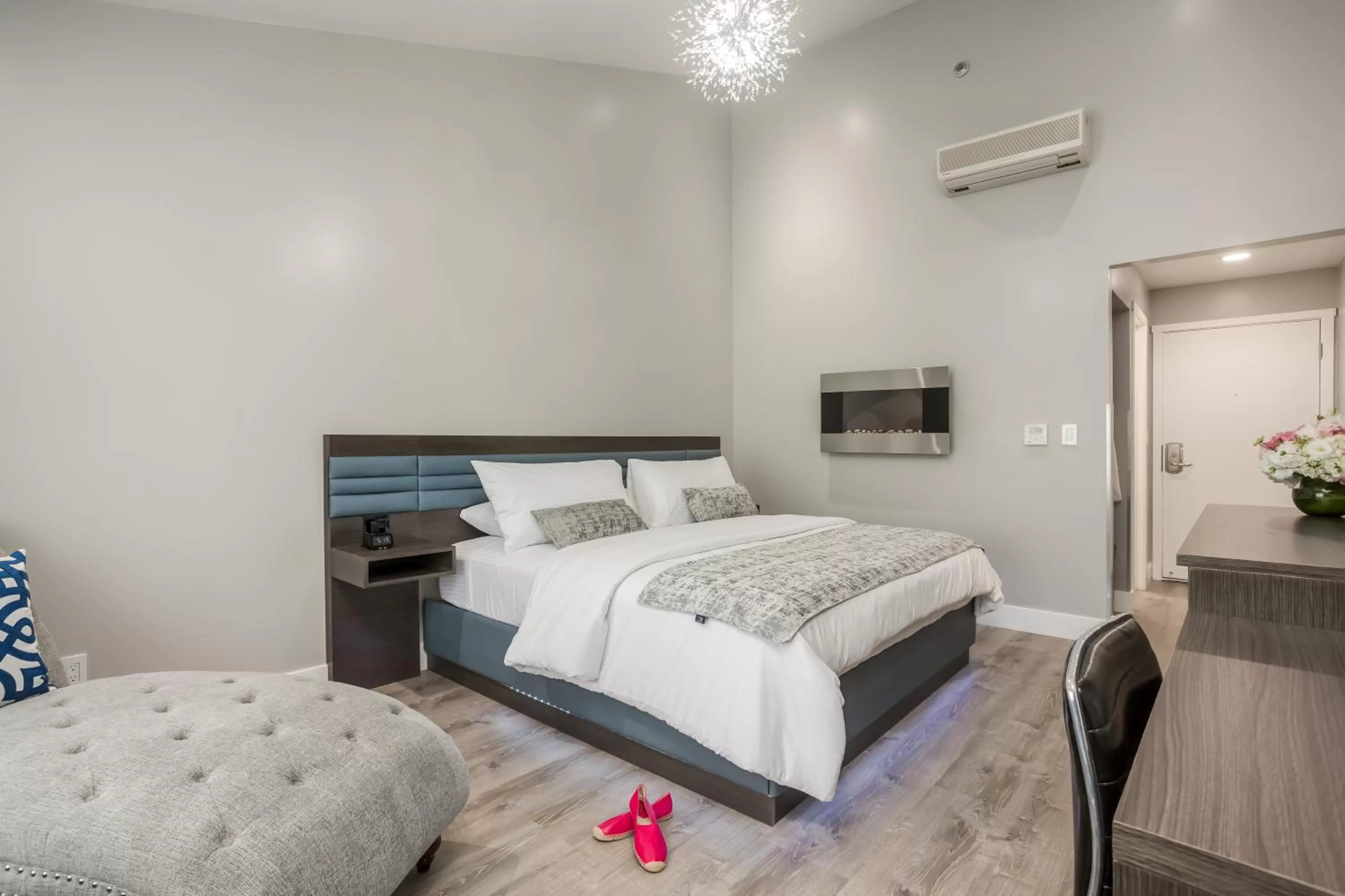 Shower, Bed in Harbor View Inn