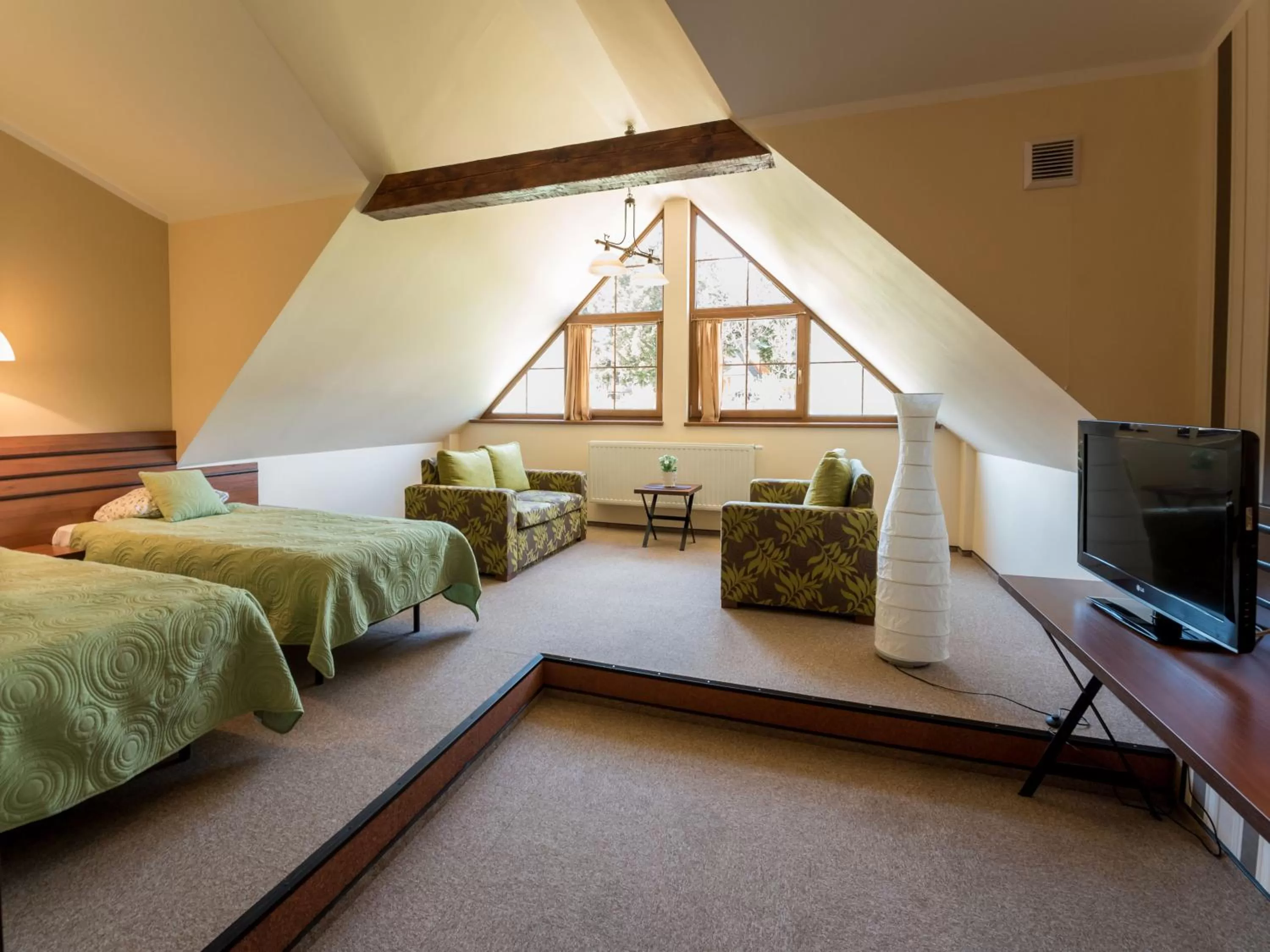 Communal lounge/ TV room, Bed in Hotel Beskidzki Raj Medical SPA