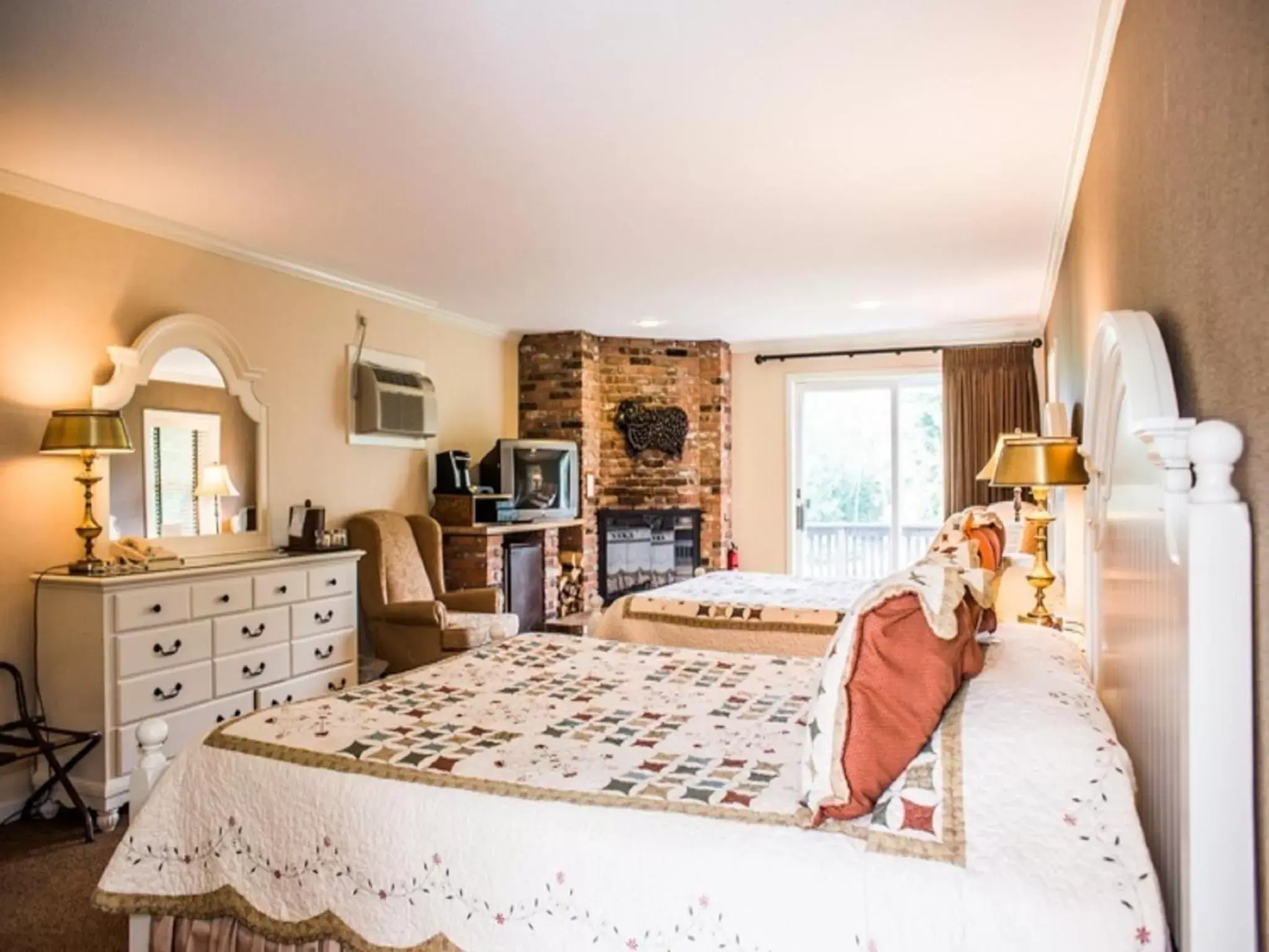 Photo of the whole room, Bed in Manchester View Photo of the whole room, Bed in Manchester View