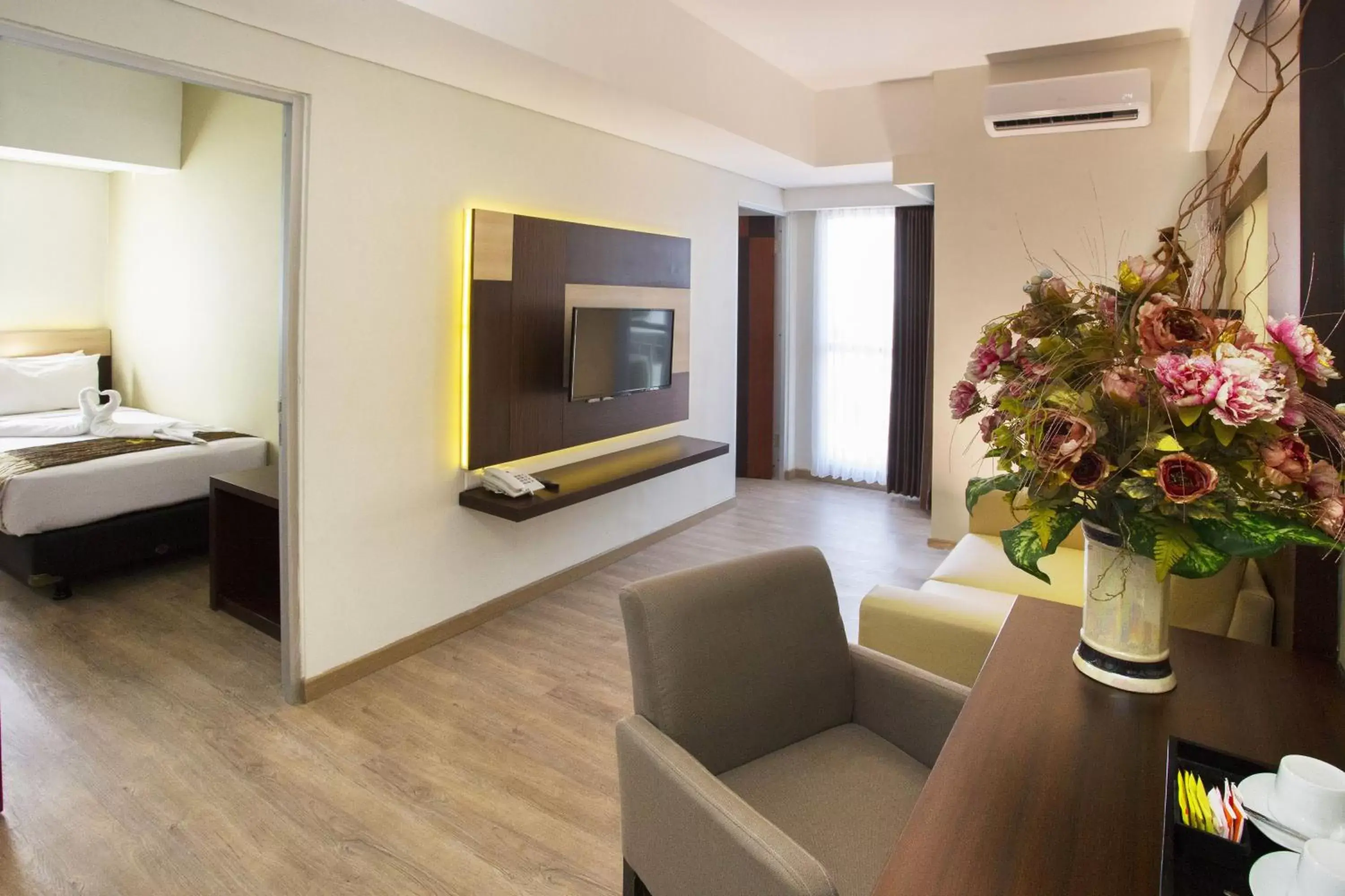 Day, TV/Entertainment Center in Hotel Gunawangsa MERR