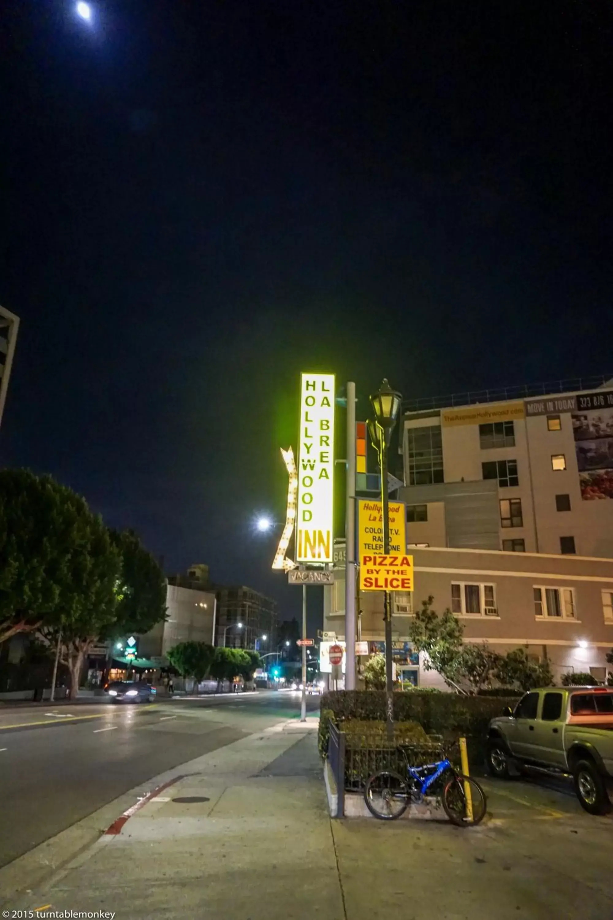 Night, Property Building in Hollywood La Brea Inn
