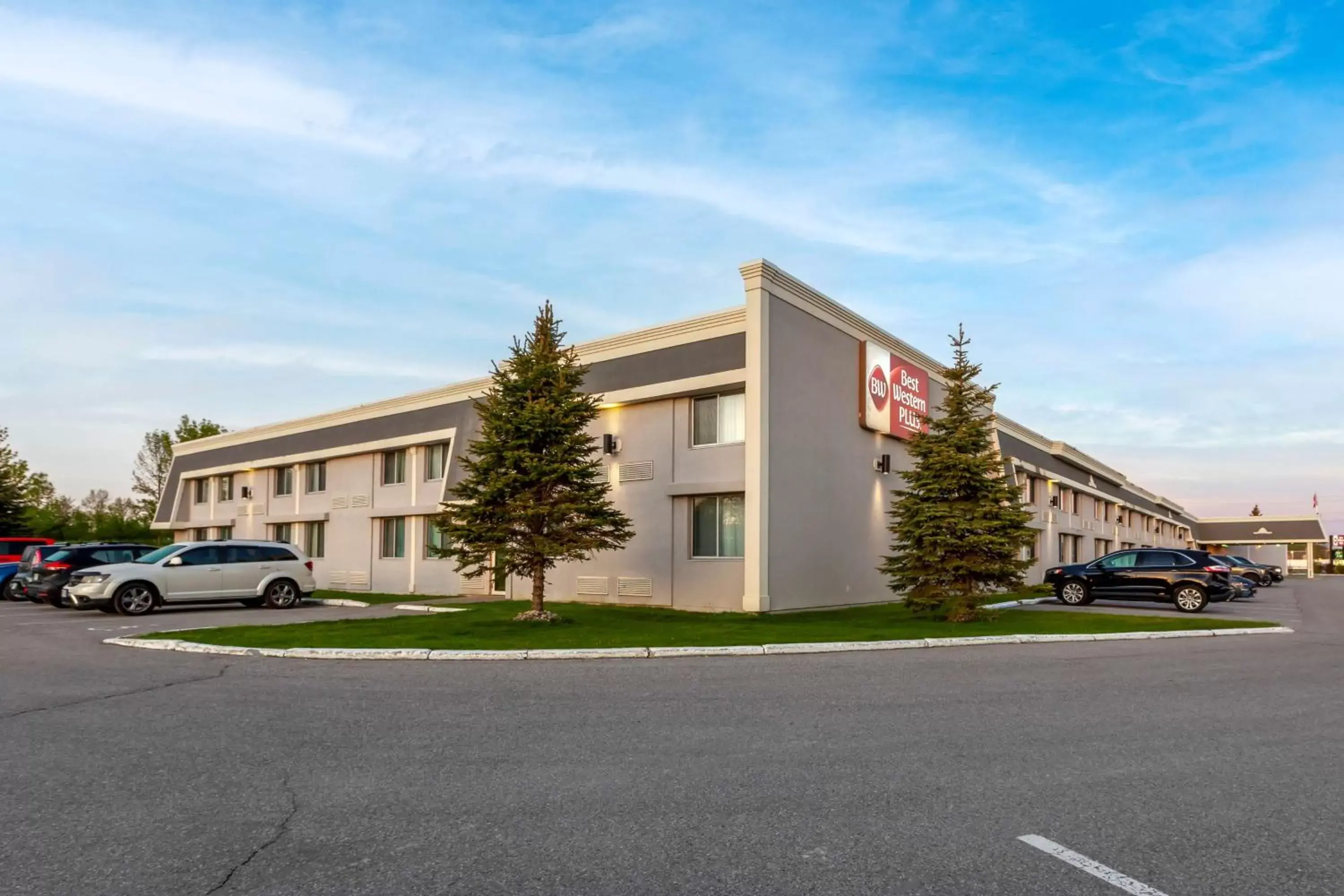 Property Building in Best Western Plus Mariposa Inn & Conference Centre