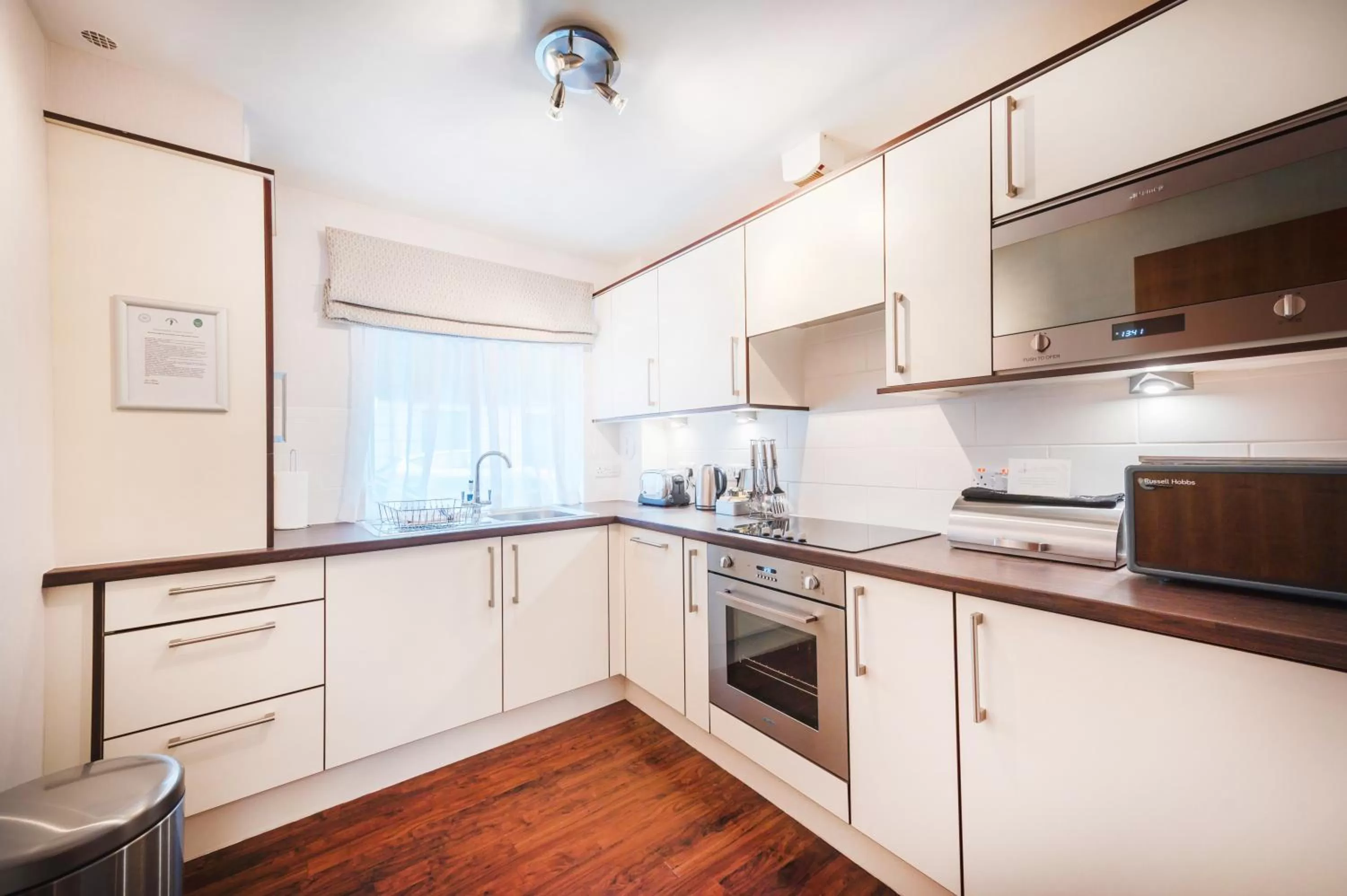 Kitchen or kitchenette in The Knight Residence by Mansley
