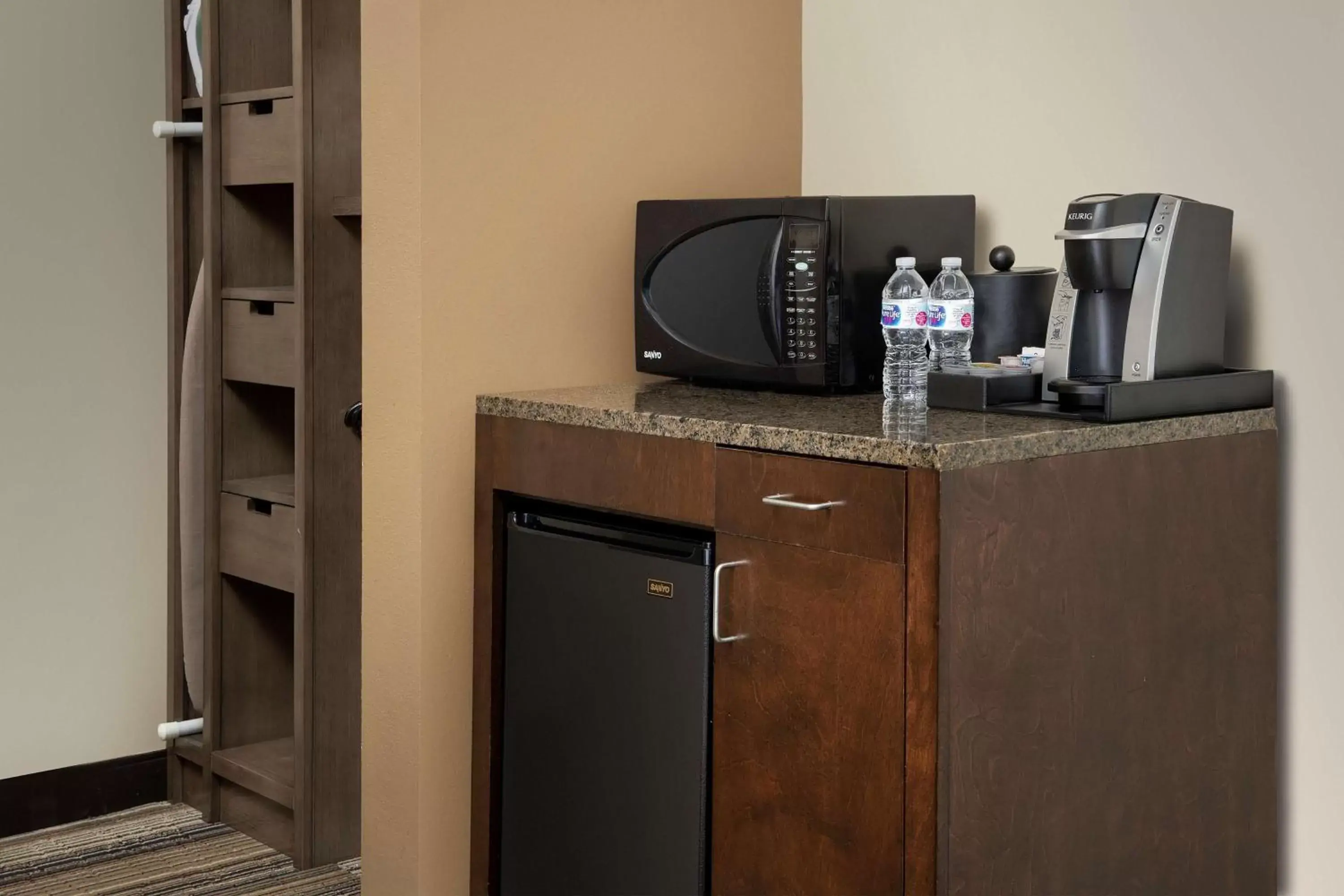 Photo of the whole room, TV/Entertainment Center in Hilton Garden Inn Charlotte/Mooresville