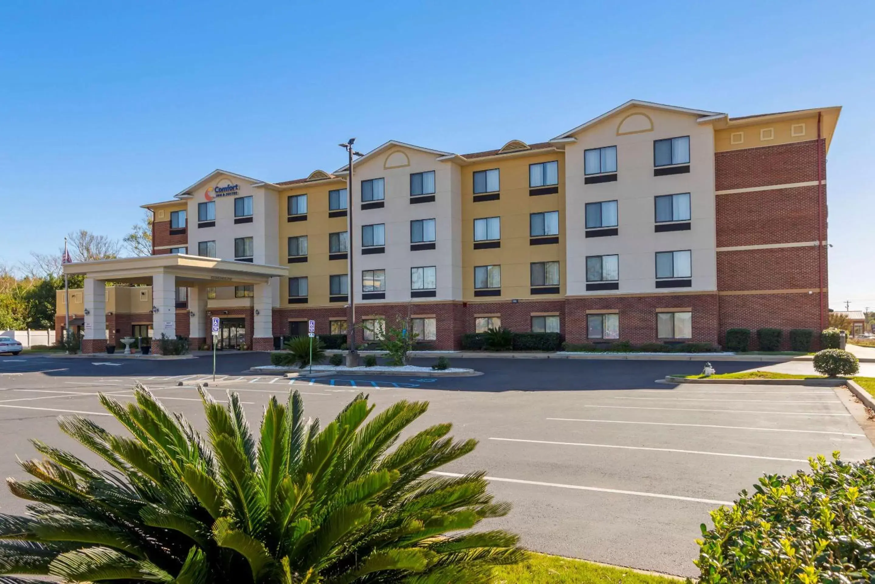 Property Building in Comfort Inn & Suites Montgomery Eastchase