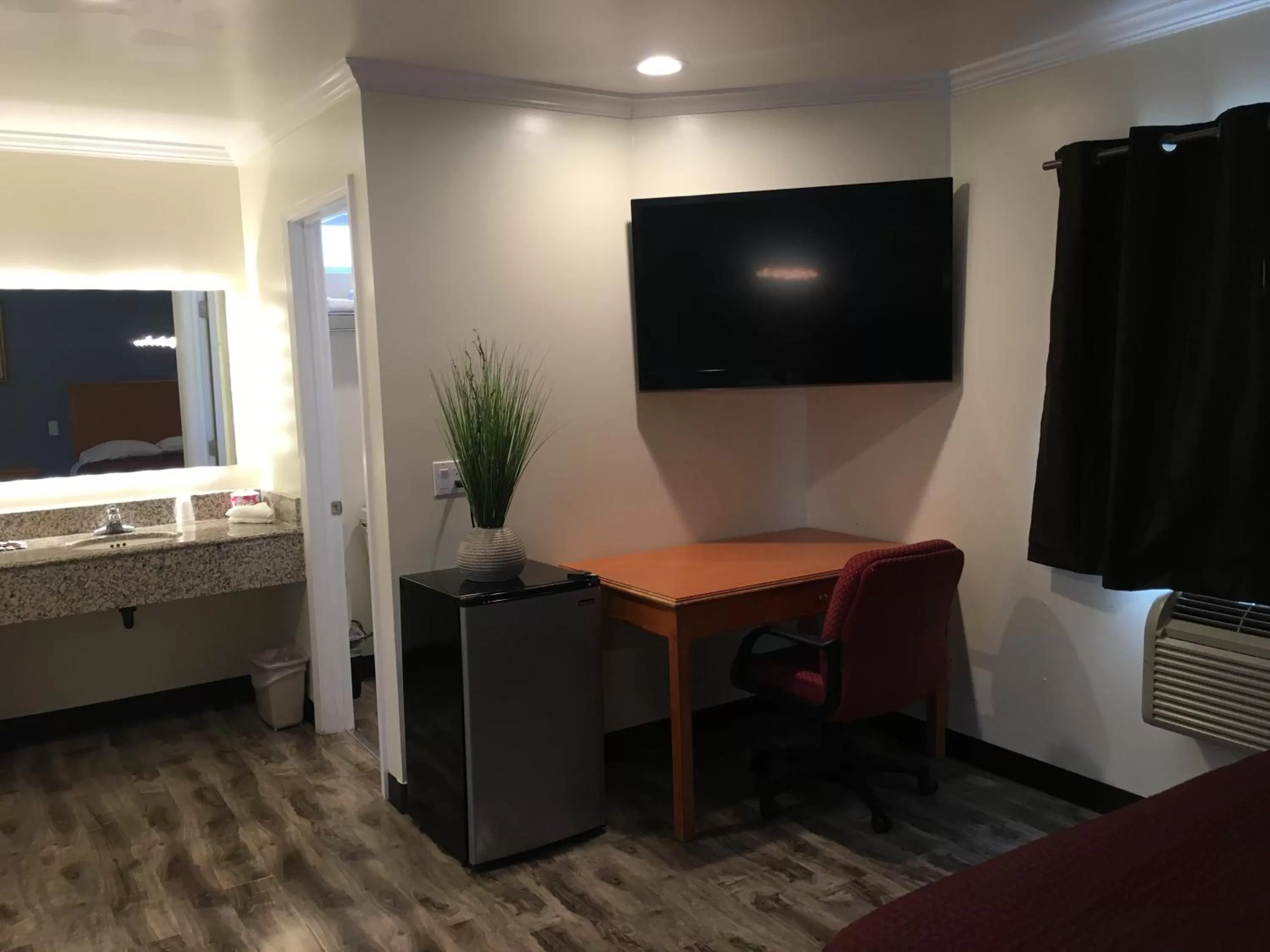 Bedroom in Lincoln Park Motel