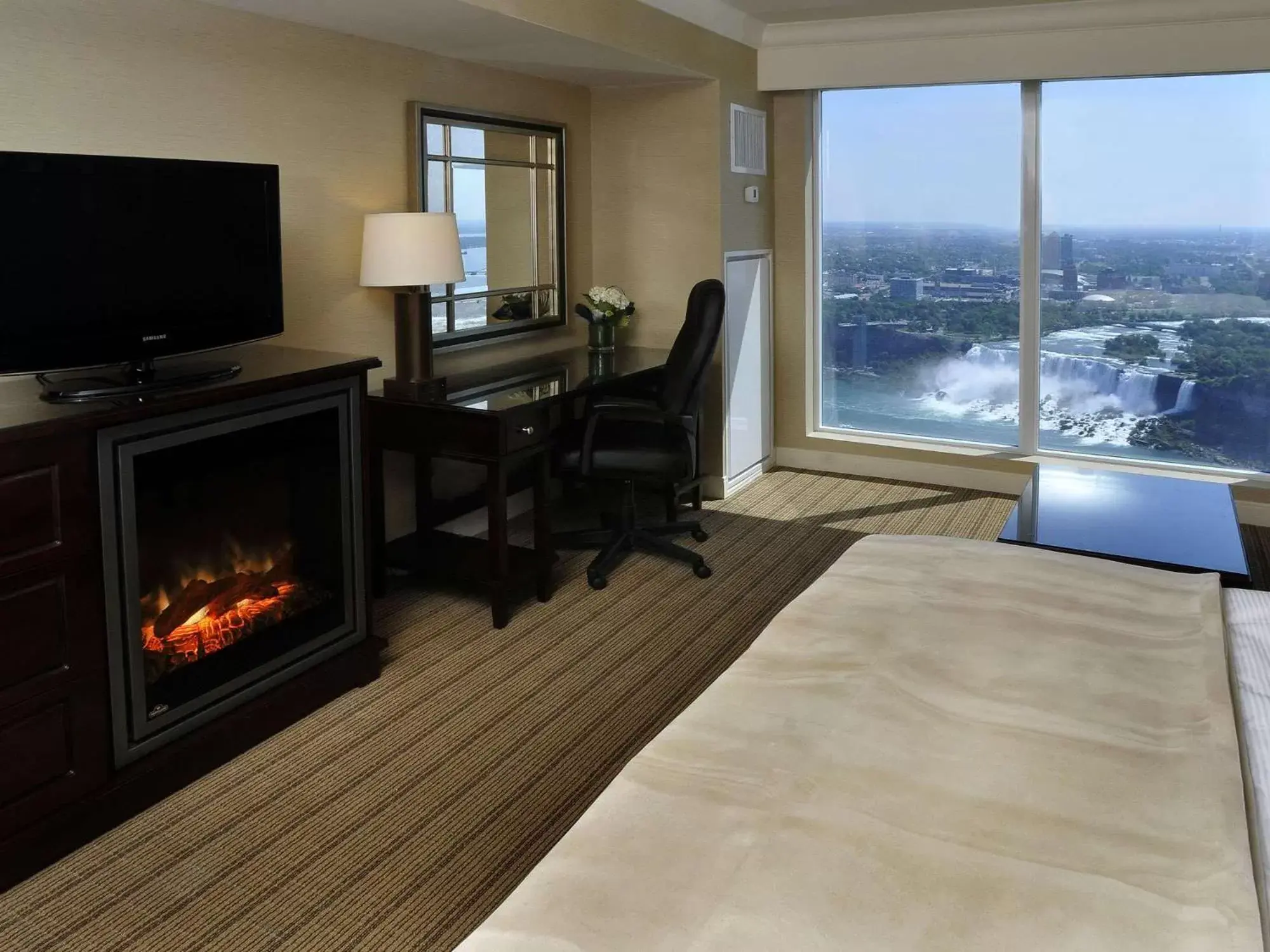 Living room, TV/Entertainment Center in Hilton Niagara Falls/ Fallsview Hotel and Suites