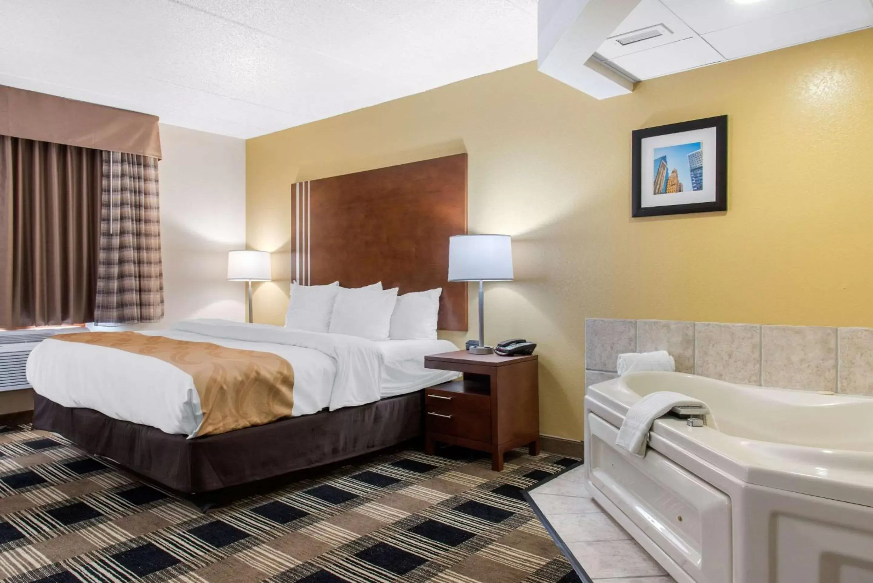 Bedroom, Bed in Quality Inn near Medical Center