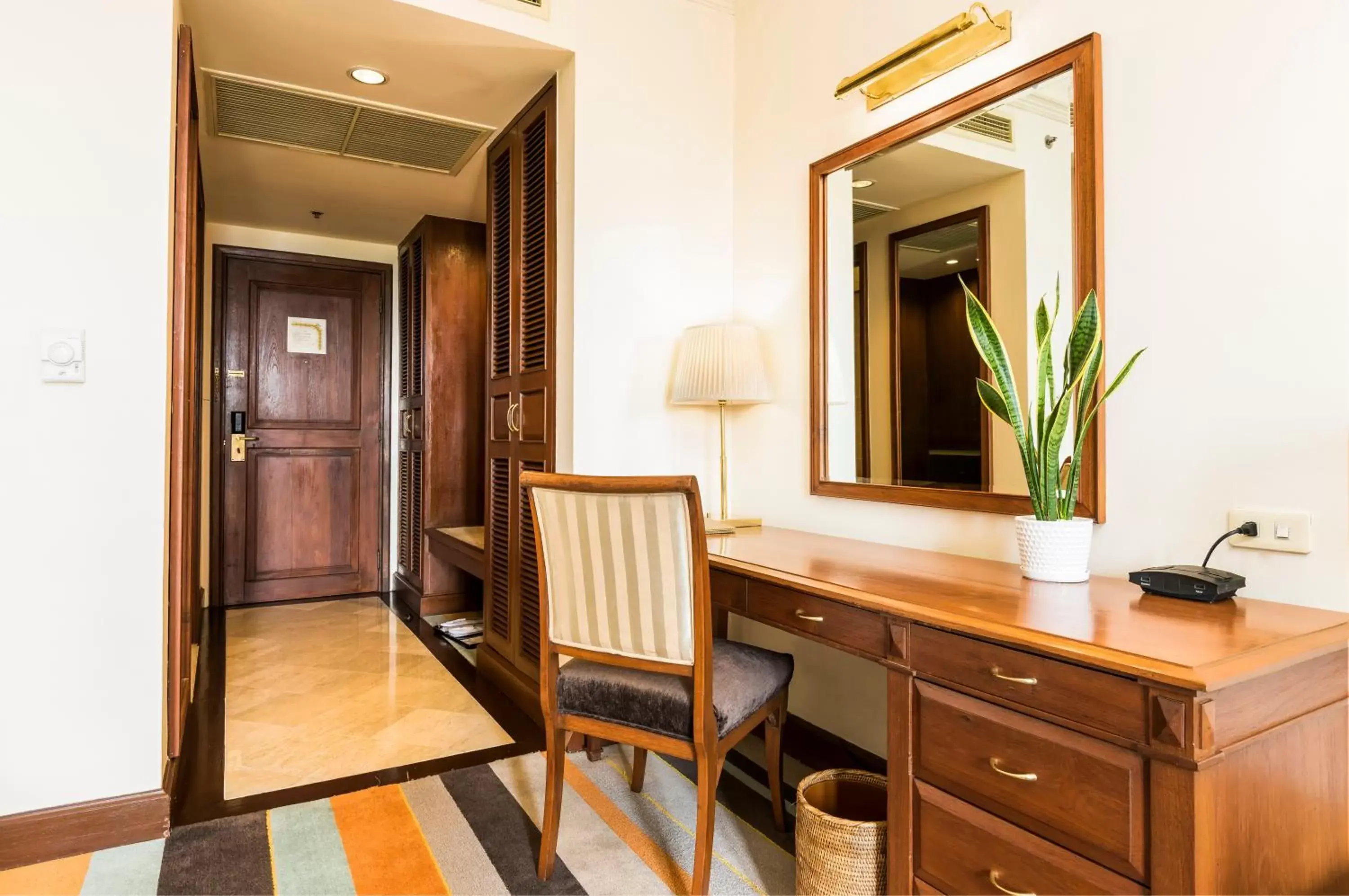 Seating area, TV/Entertainment Center in Chatrium Hotel Royal Lake Yangon