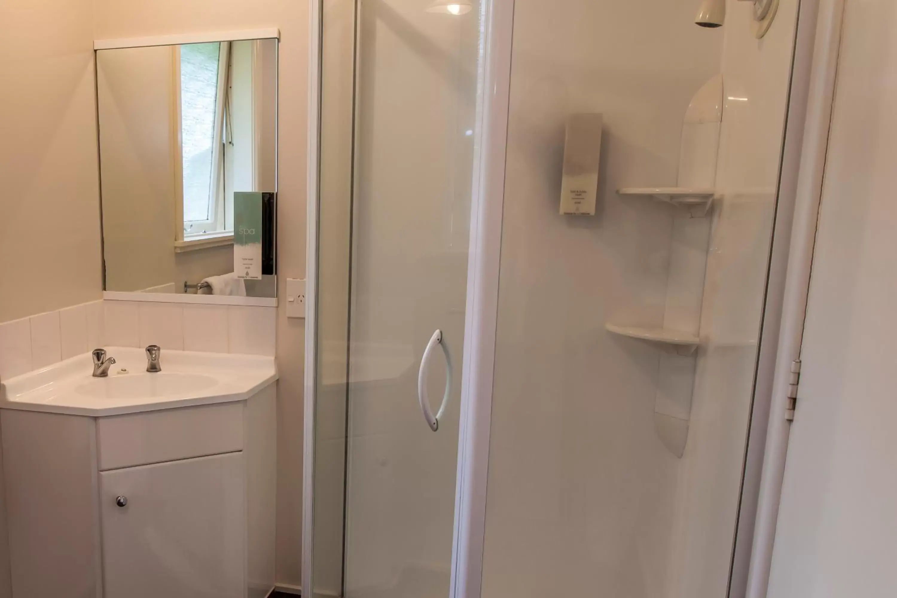 Bathroom in Ashleigh Court Motel