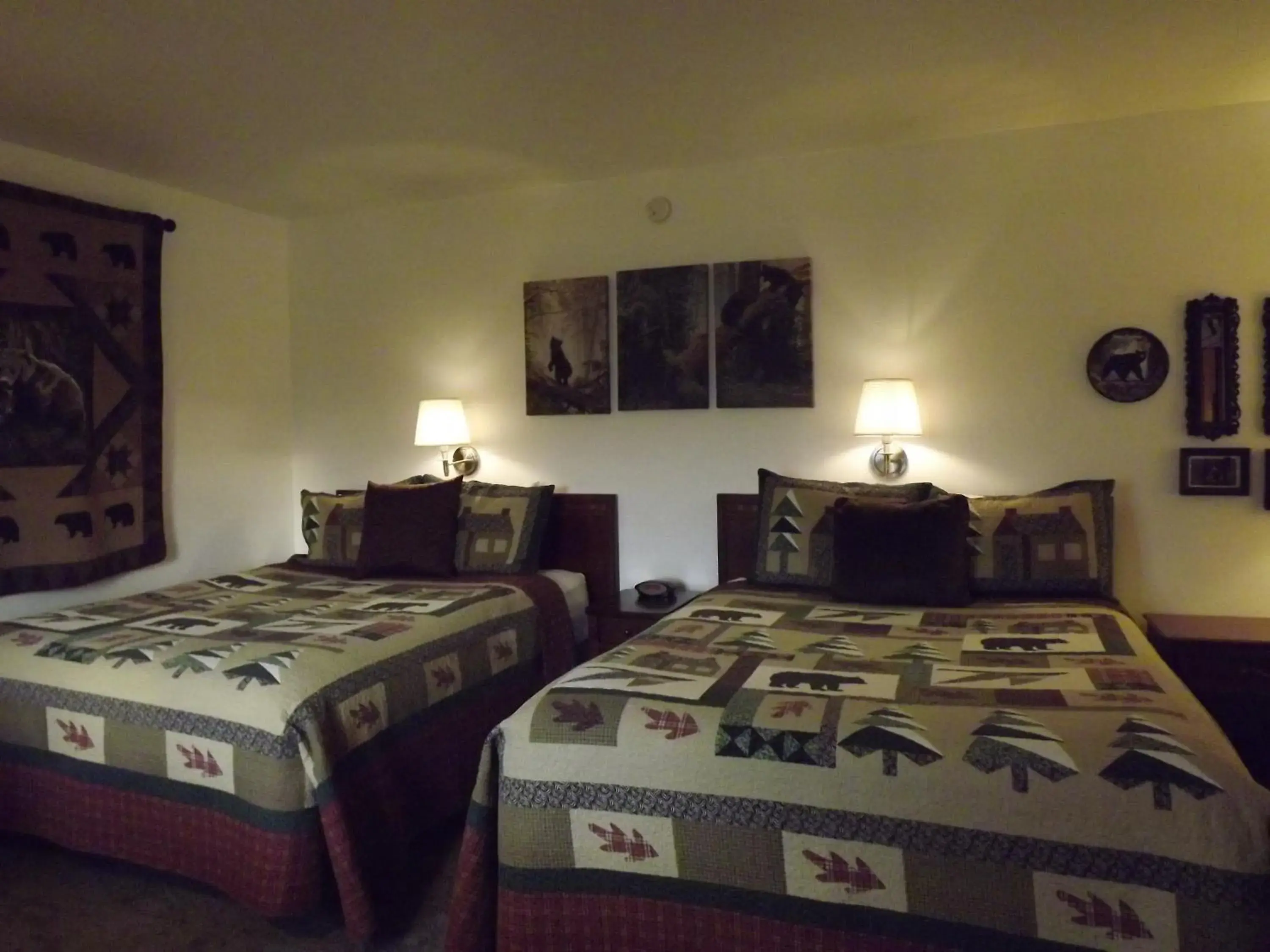 Photo of the whole room, Bed in Crest Country Inn