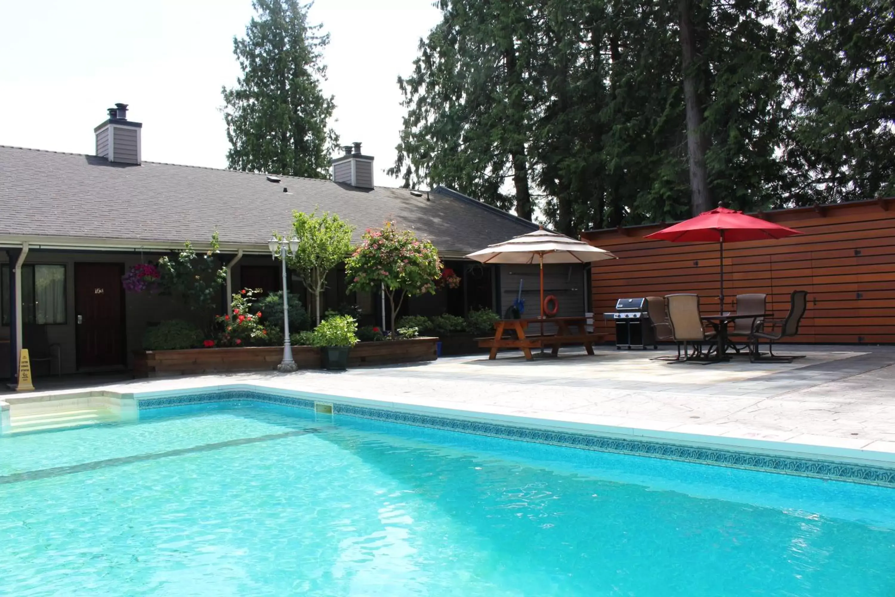 Property building, Swimming Pool in Sunshine Lodge Inn