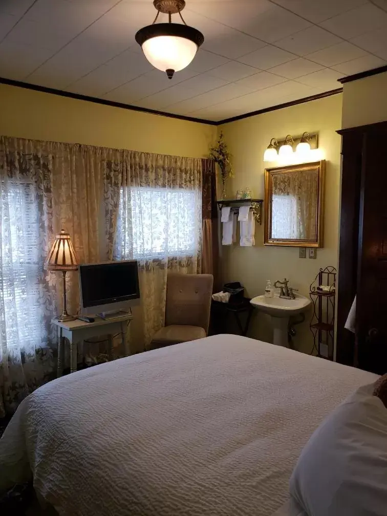 Standard Queen Room in Greenbriar Inn Standard Queen Room in Greenbriar Inn