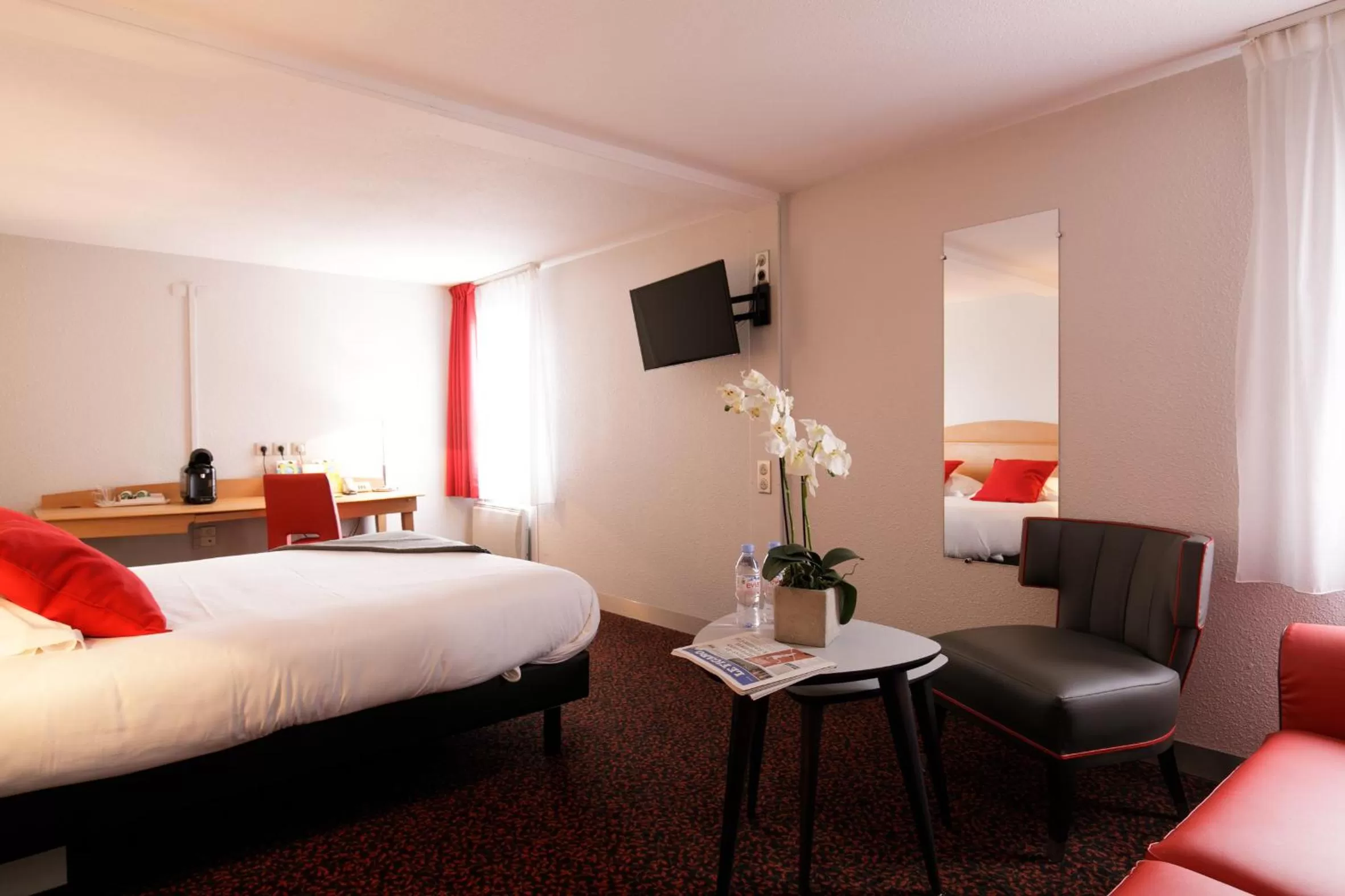 Communal lounge/ TV room, Bed in Logis L'Orée de Chartres - Barjouville