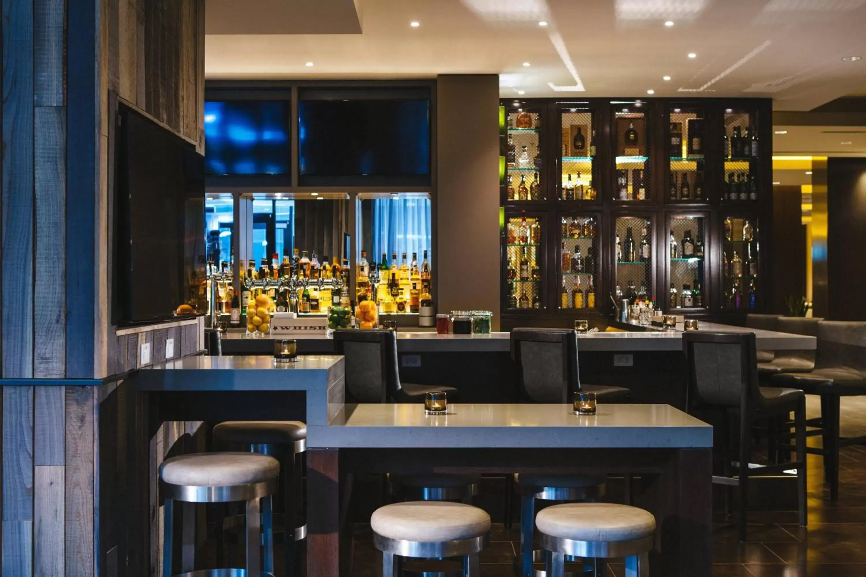 Restaurant/places to eat, Lounge/Bar in Calgary Marriott Downtown Hotel