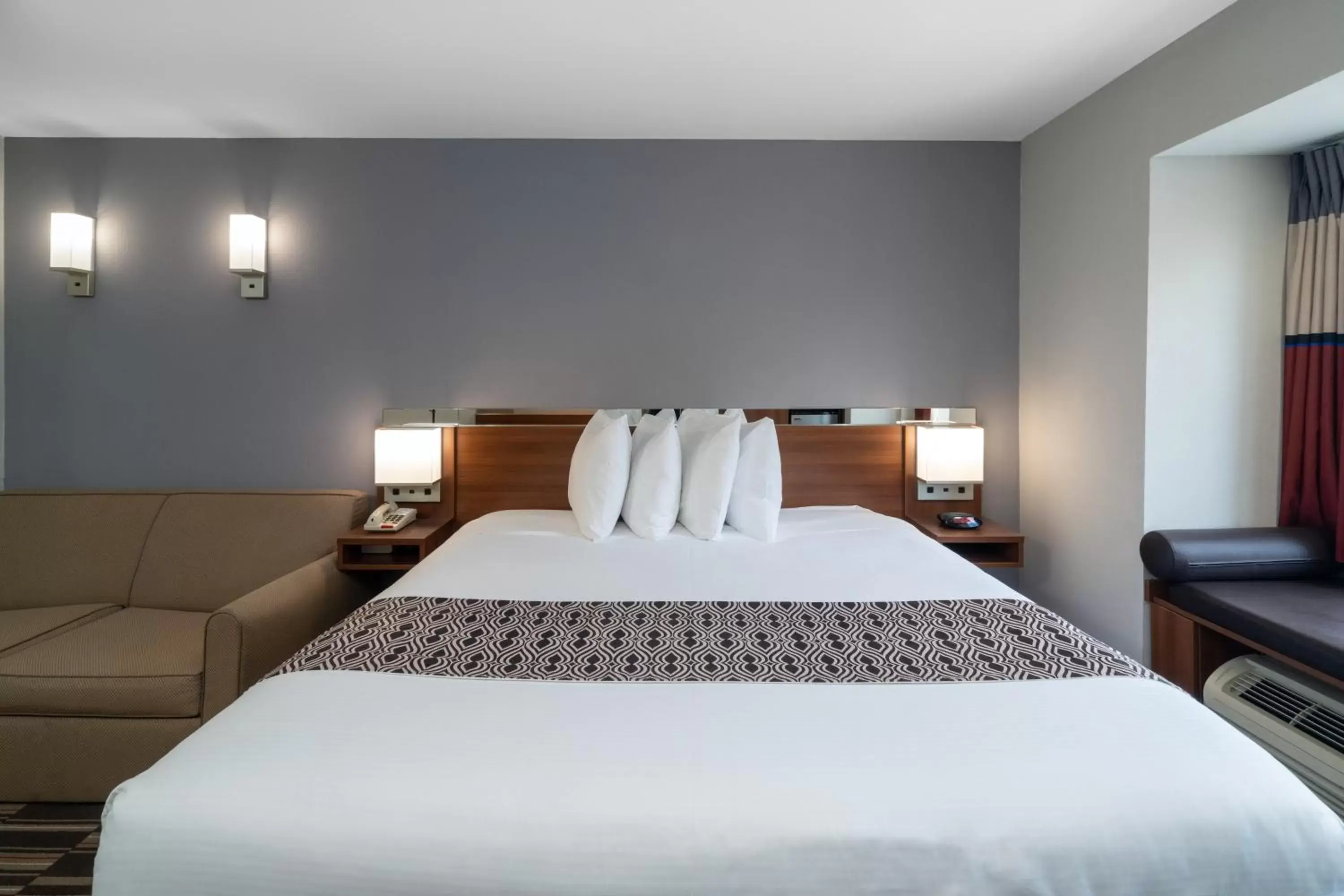 Bed in Microtel Inn & Suites by Wyndham Savannah/Pooler