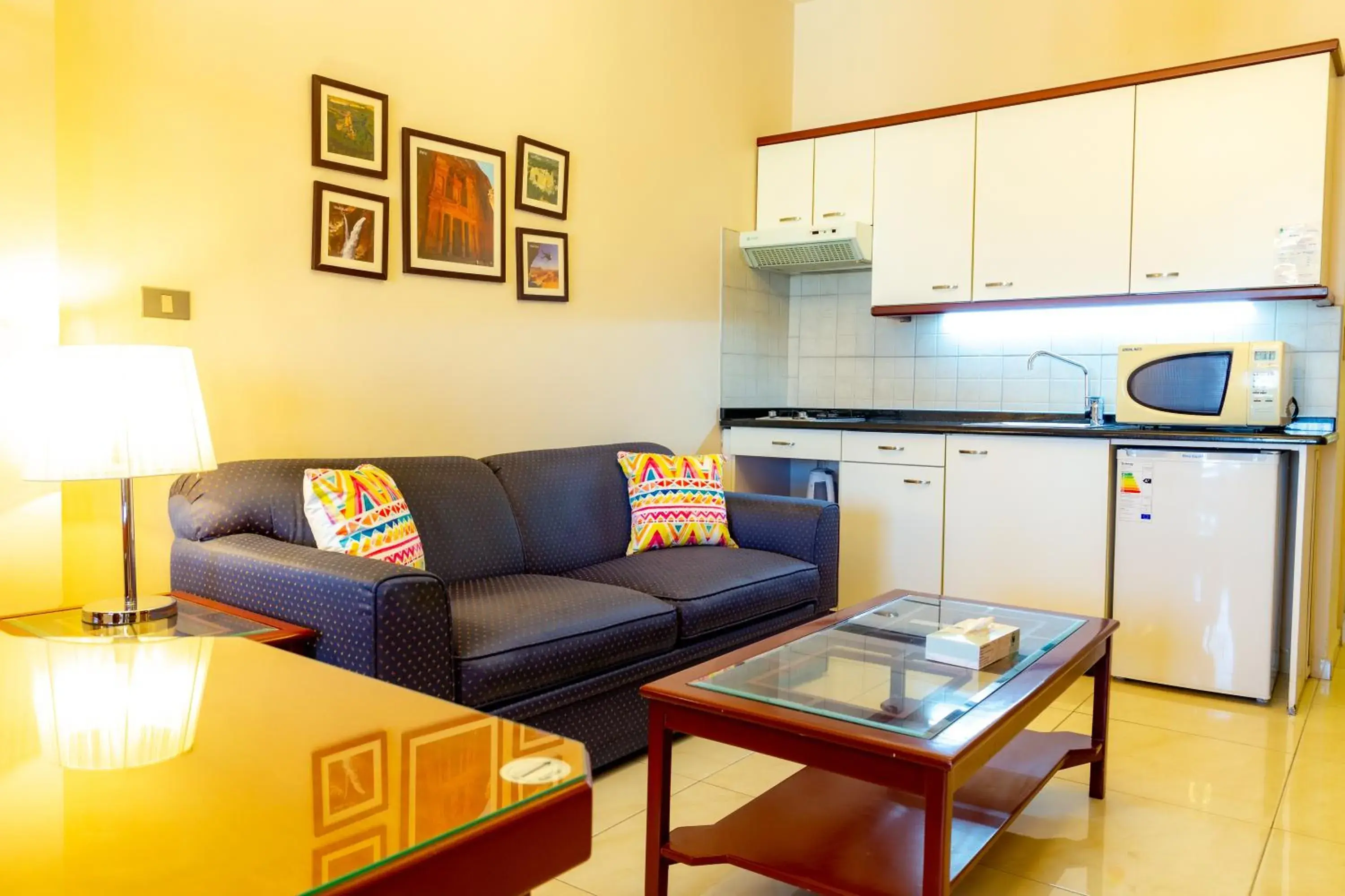 Kitchen or kitchenette, Seating Area in Comfort Hotel Suites