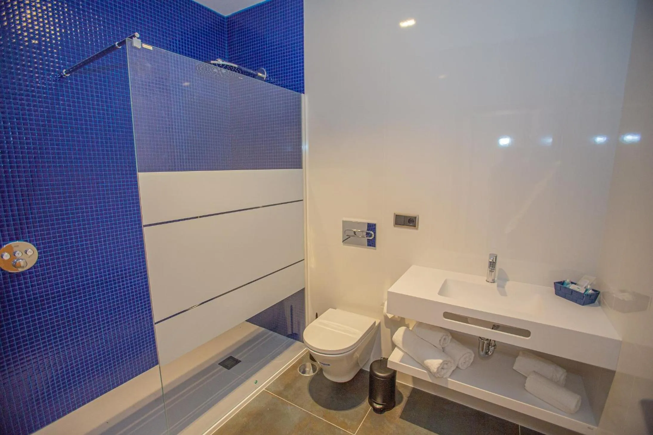 Bathroom in Hotel Adiafa