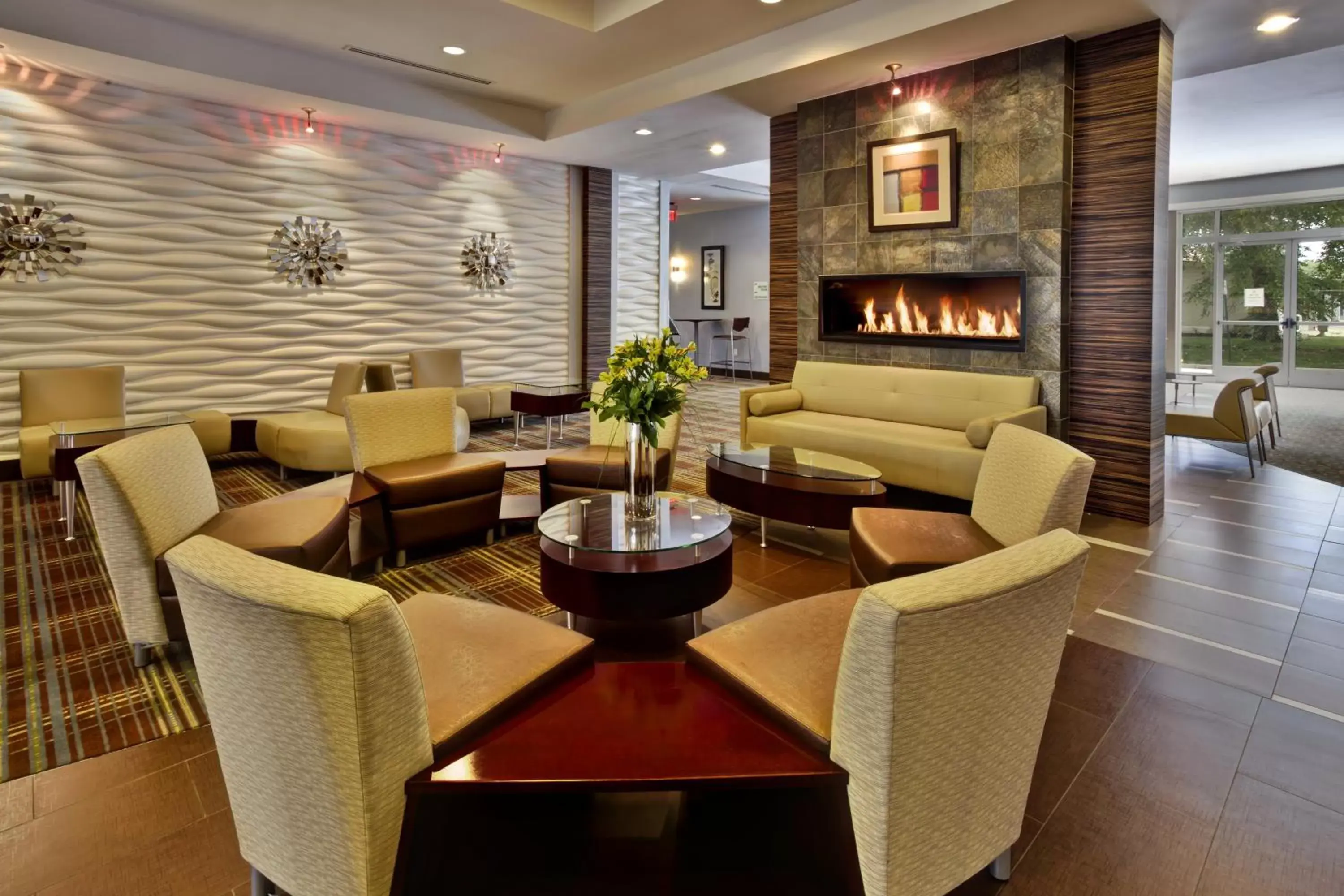 Lobby or reception, Lounge/Bar in Holiday Inn Hotel Detroit Metro Airport, an IHG Hotel