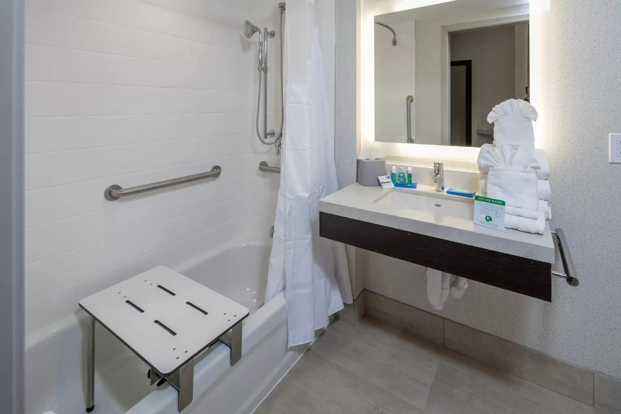 Photo of the whole room, Bathroom in Holiday Inn Express - Sunnyvale - Silicon Valley, an IHG Hotel