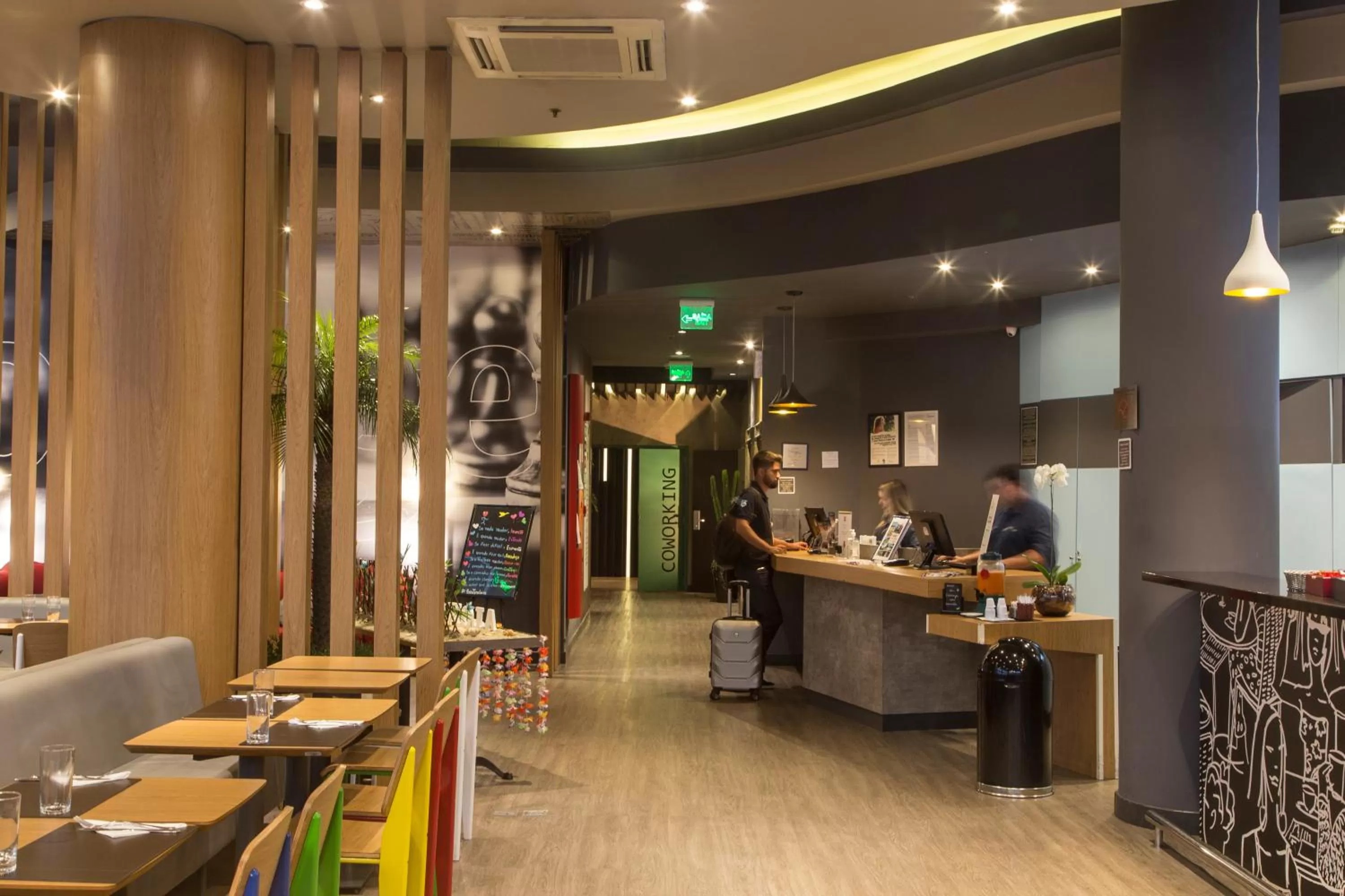 Restaurant/places to eat in ibis Tambore