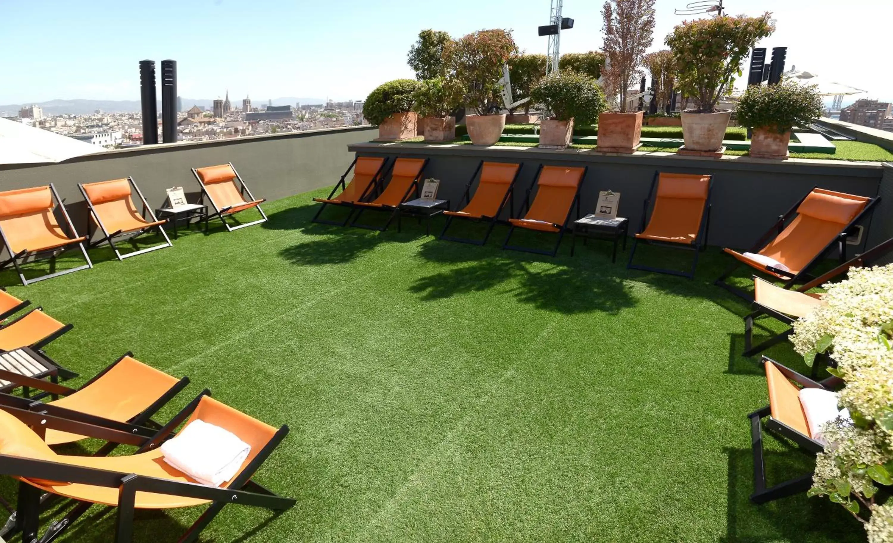 Swimming pool in Hotel Barcelona Universal Swimming pool in Hotel Barcelona Universal