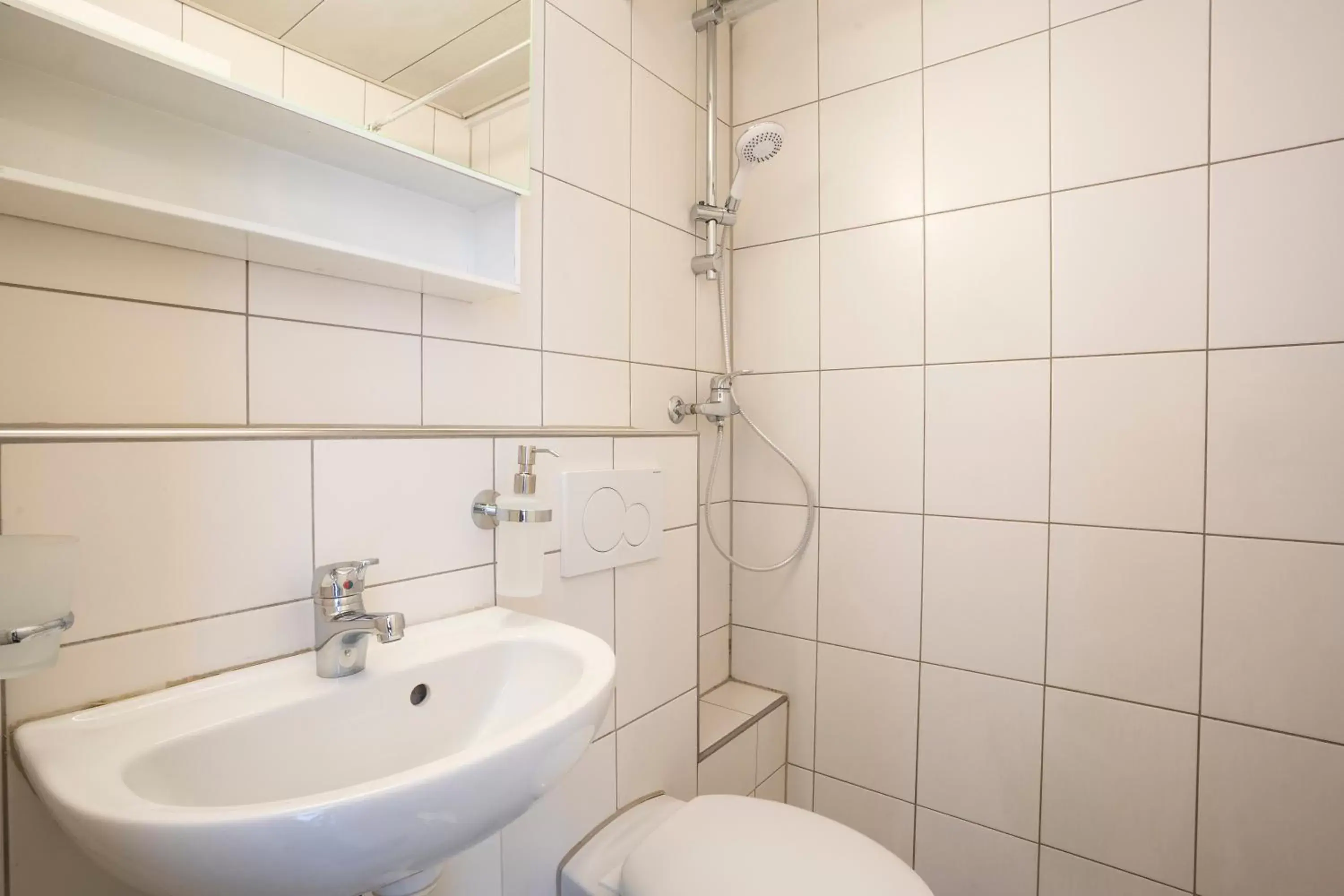 Shower, Bathroom in Hotel Perron 10