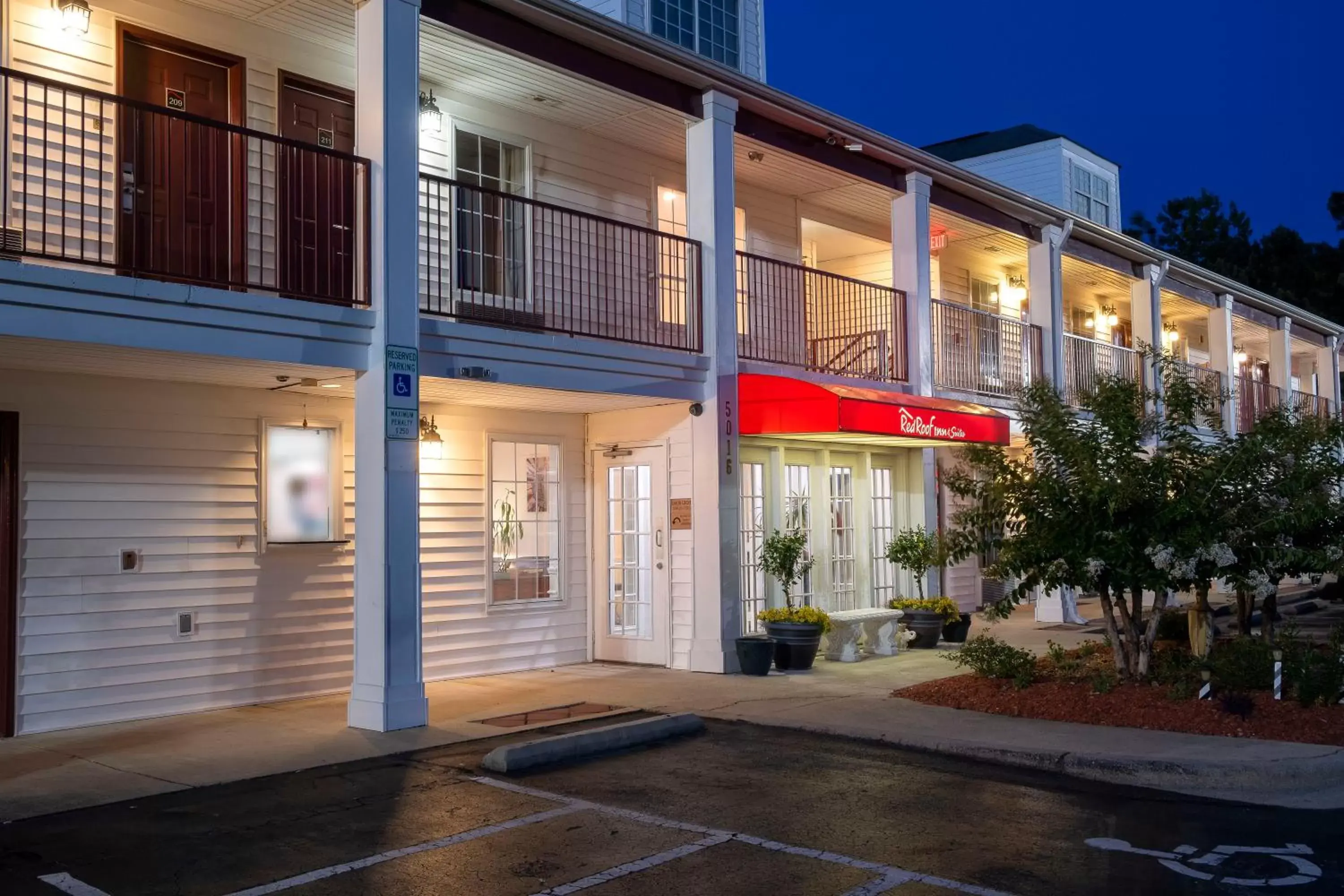 Property building, Facade/Entrance in Red Roof Inn & Suites Wilson