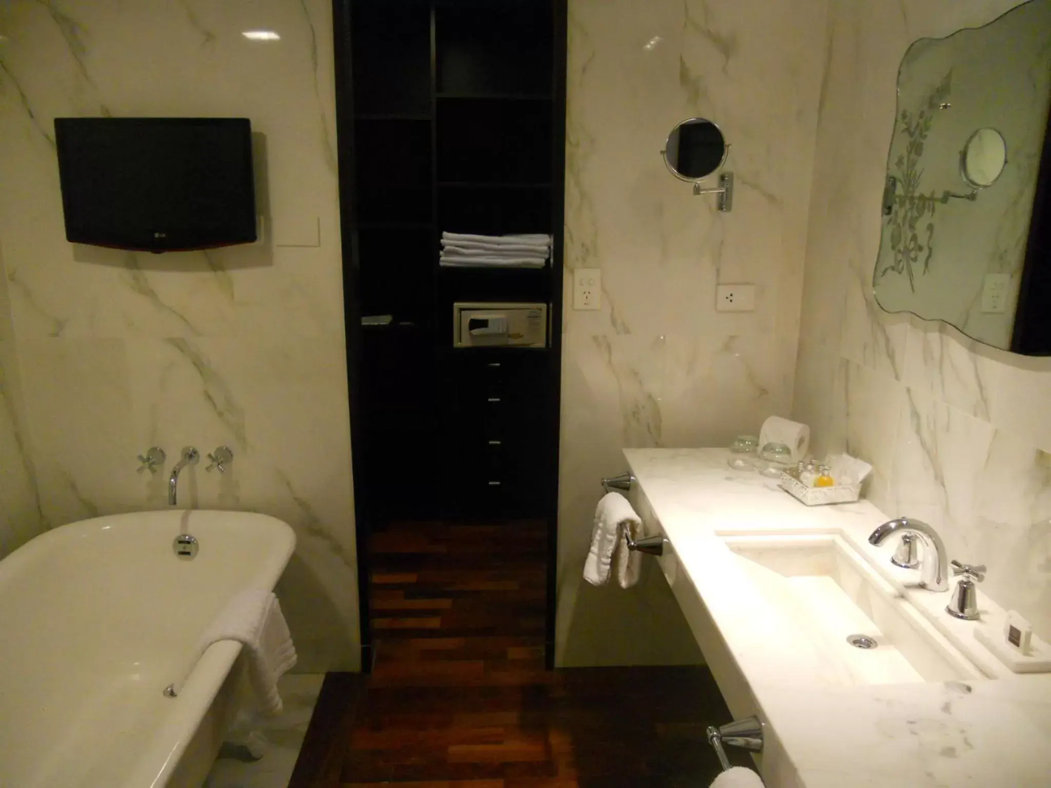 Bathroom in Kenton Palace Buenos Aires