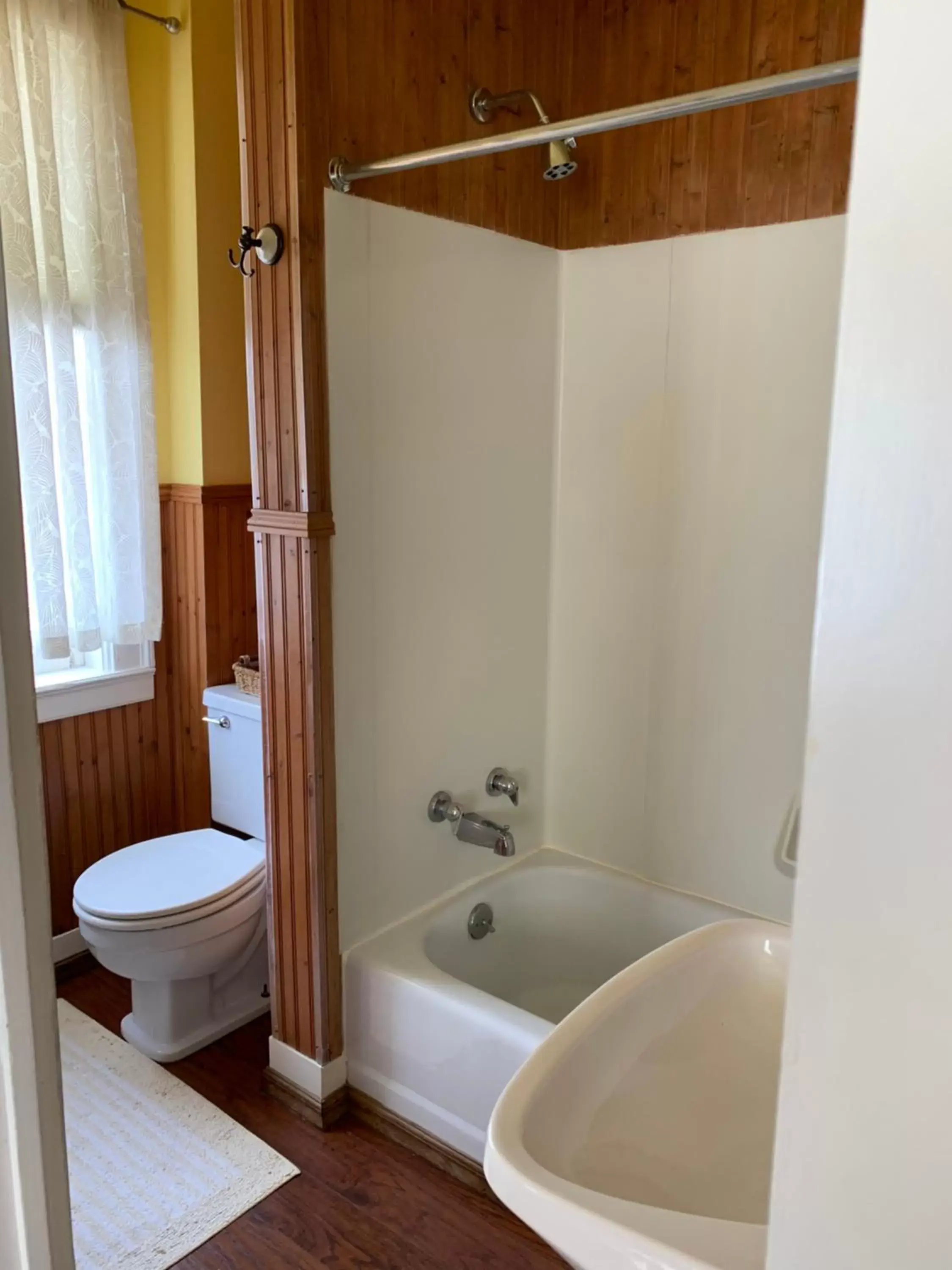 Shower, Bathroom in Waybury Inn