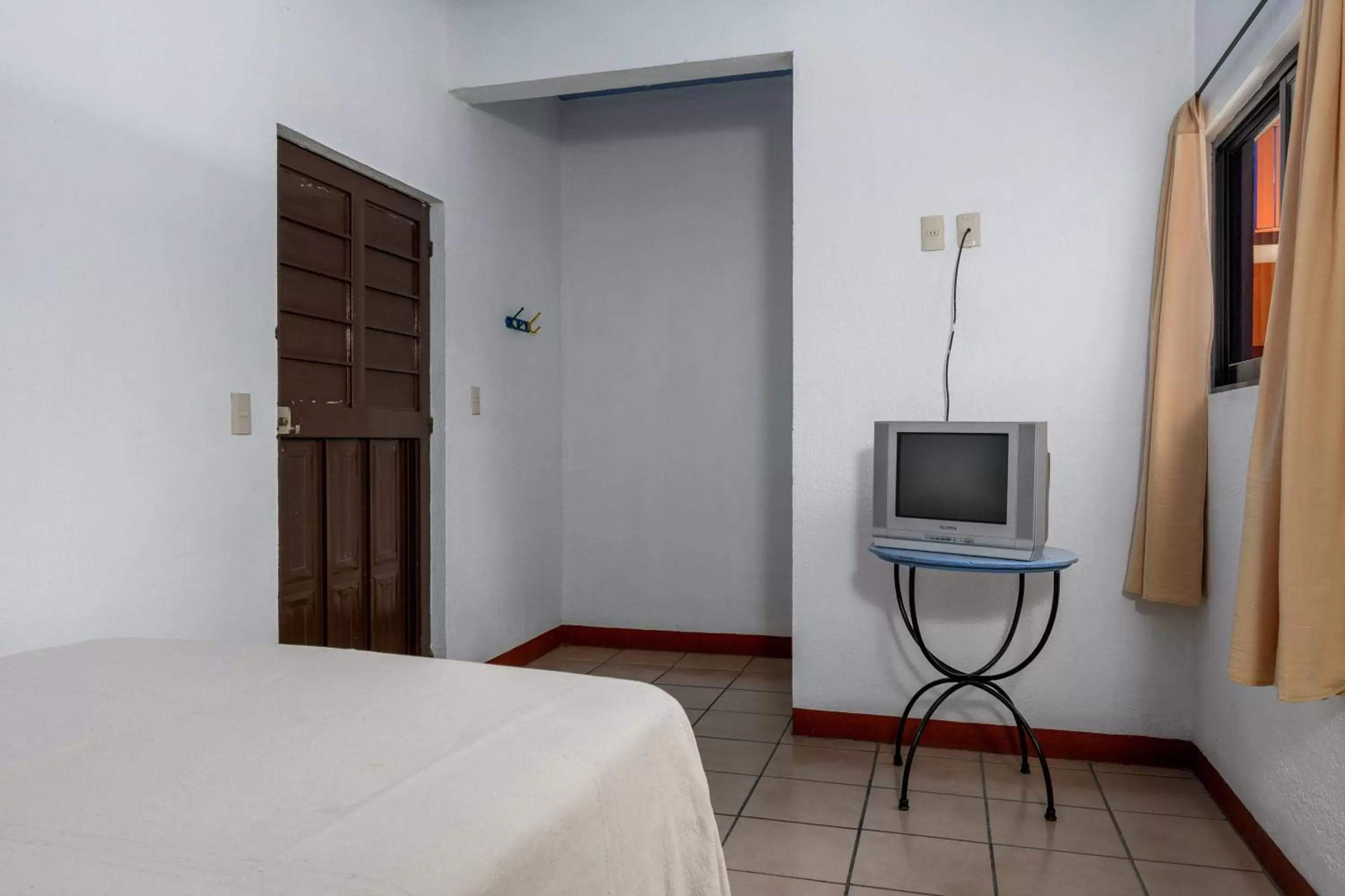 Bed, TV/Entertainment Center in Hotel Costamar, Puerto Escondido