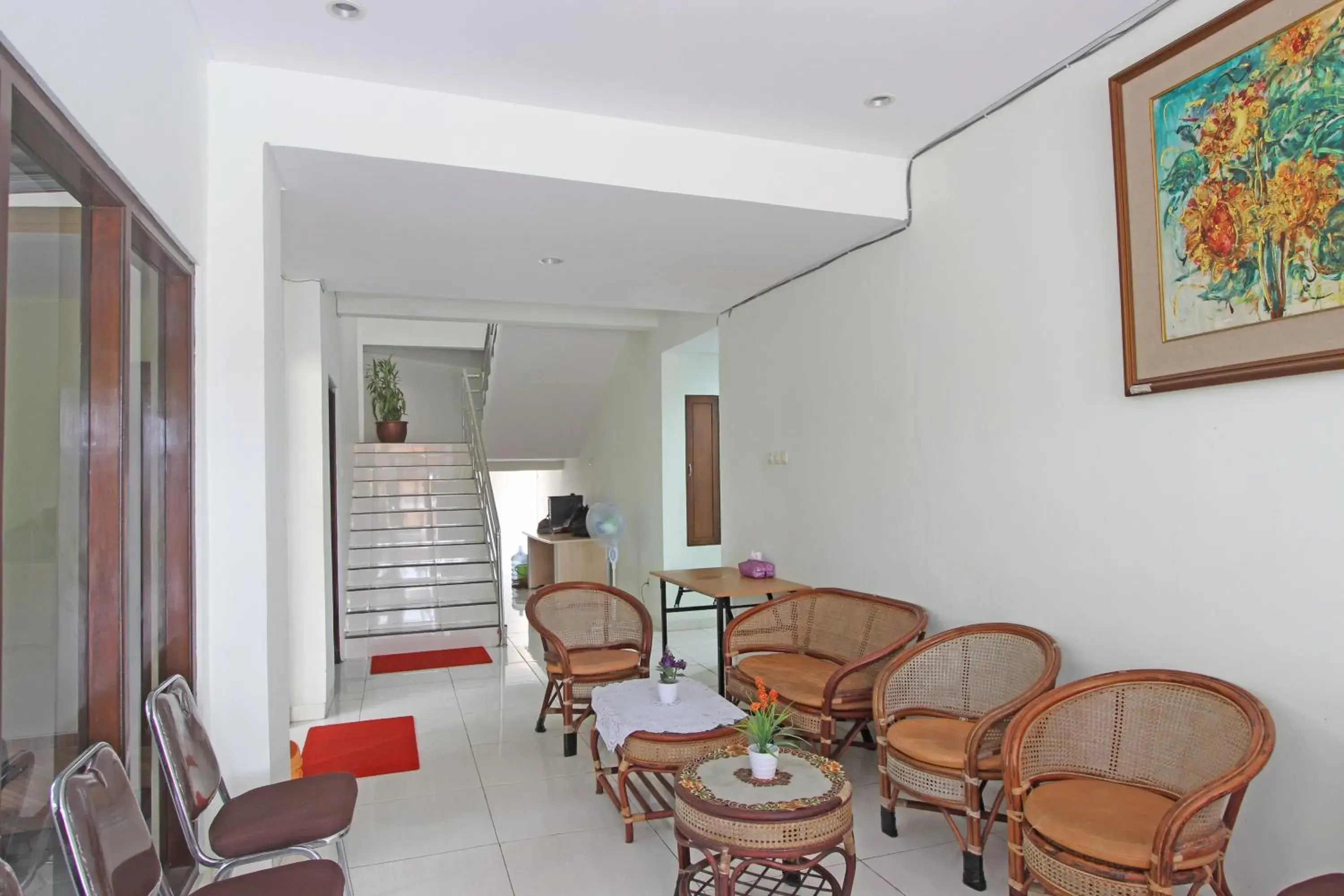 Lobby or reception, Dining Area in RedDoorz @ Turangga Sari