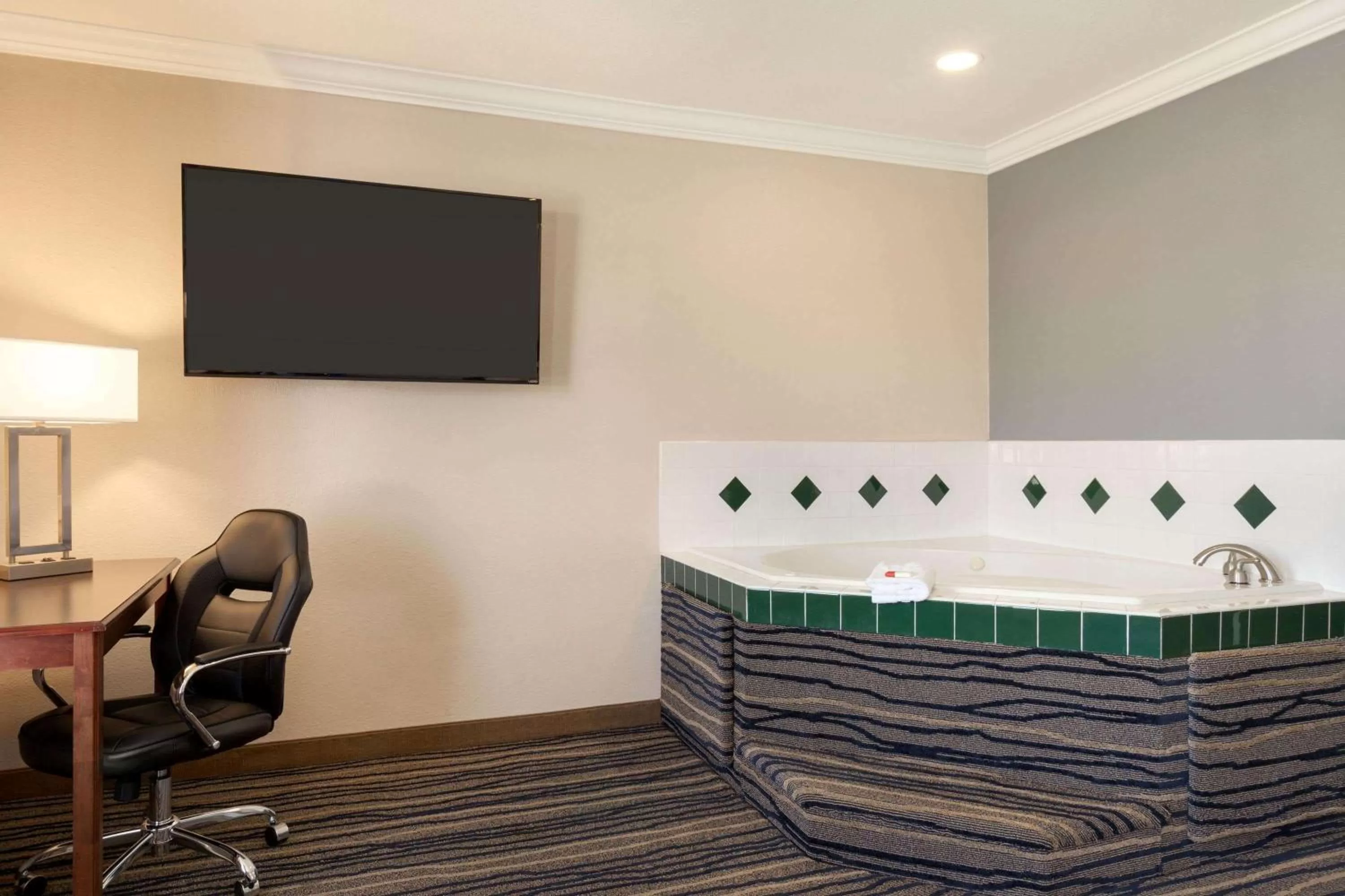 Photo of the whole room in Days Inn by Wyndham Eureka CA