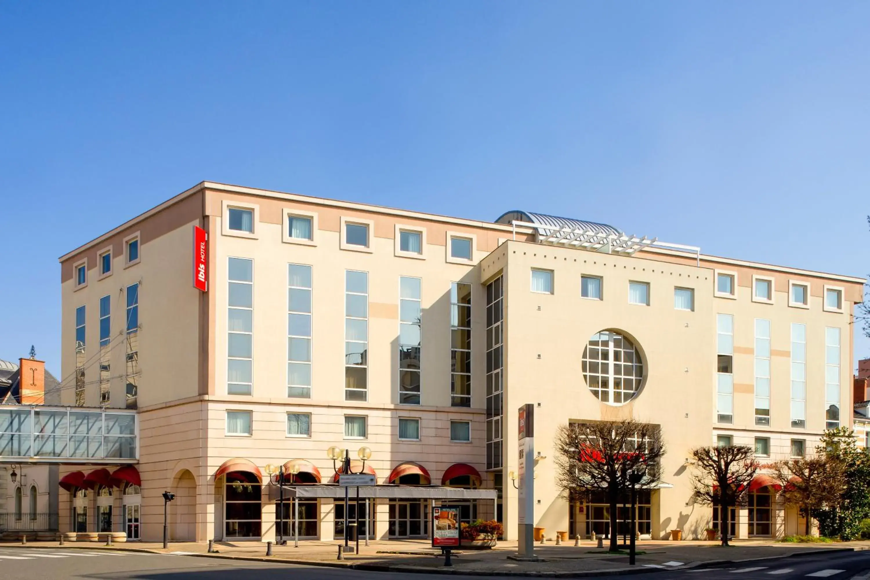 Facade/entrance, Property Building in ibis Vichy