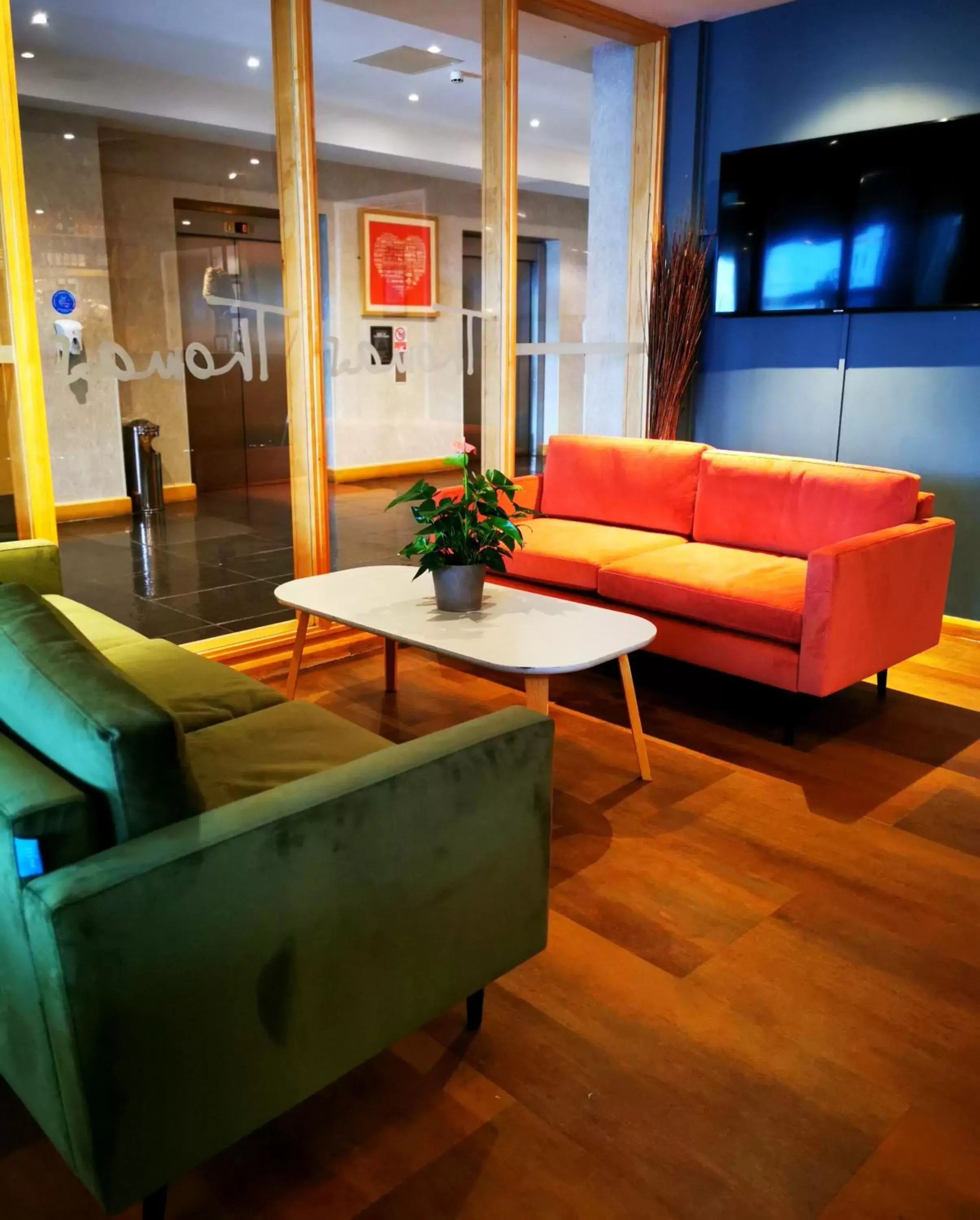 Lounge or bar, Lobby/Reception in Future Inn Cardiff Bay