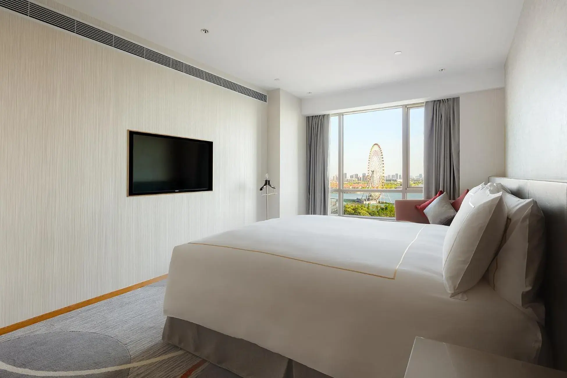Bedroom, TV/Entertainment Center in InterContinental Suzhou Hotel, an IHG Hotel