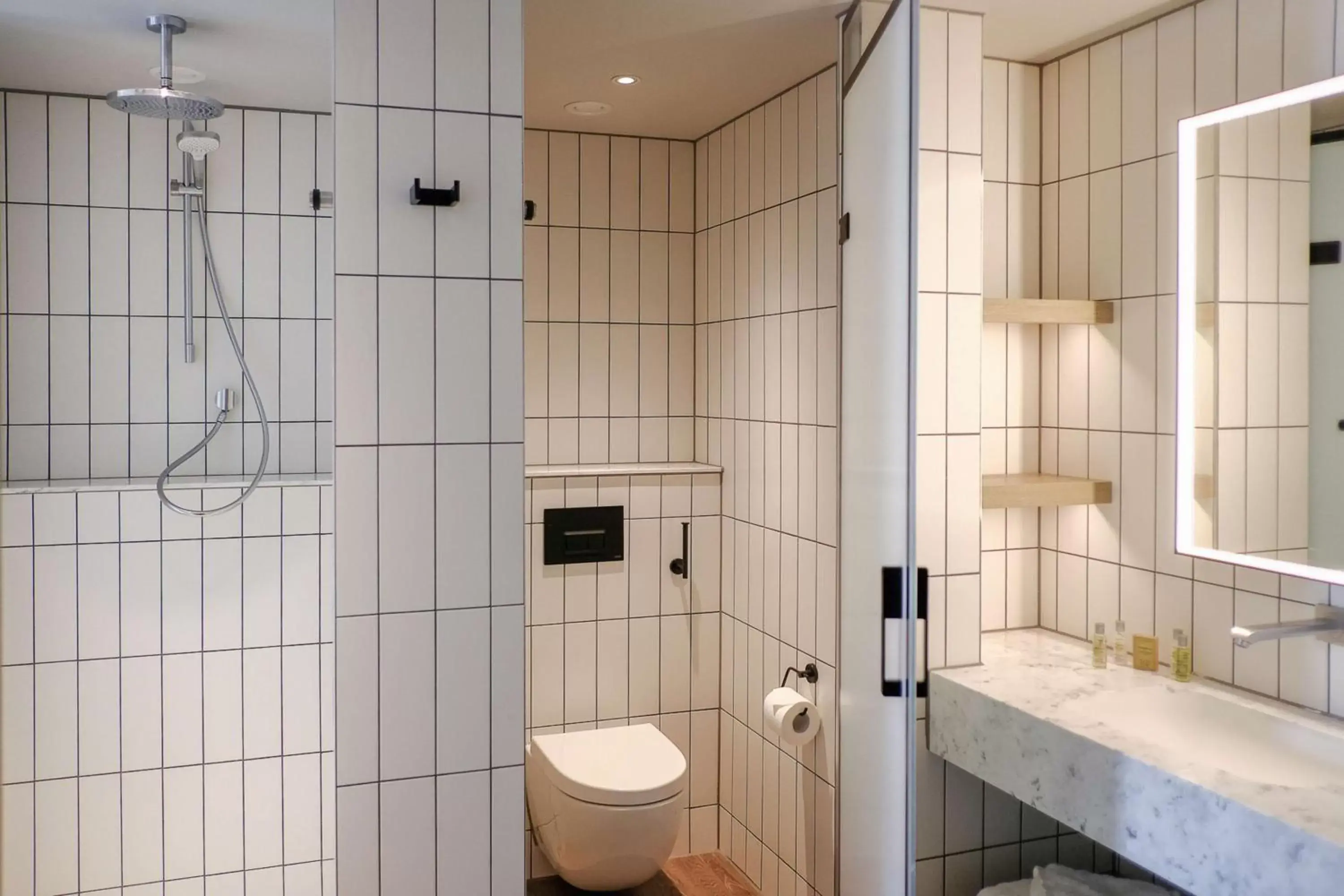 Bathroom in Hilton Garden Inn Snowdonia Bathroom in Hilton Garden Inn Snowdonia